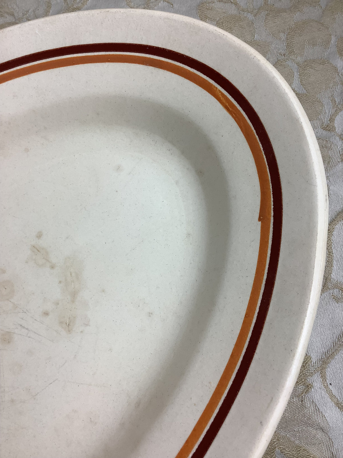 Grand plat ovale ancien Moulin des Loups en faïence ivoire – Réf. 29P