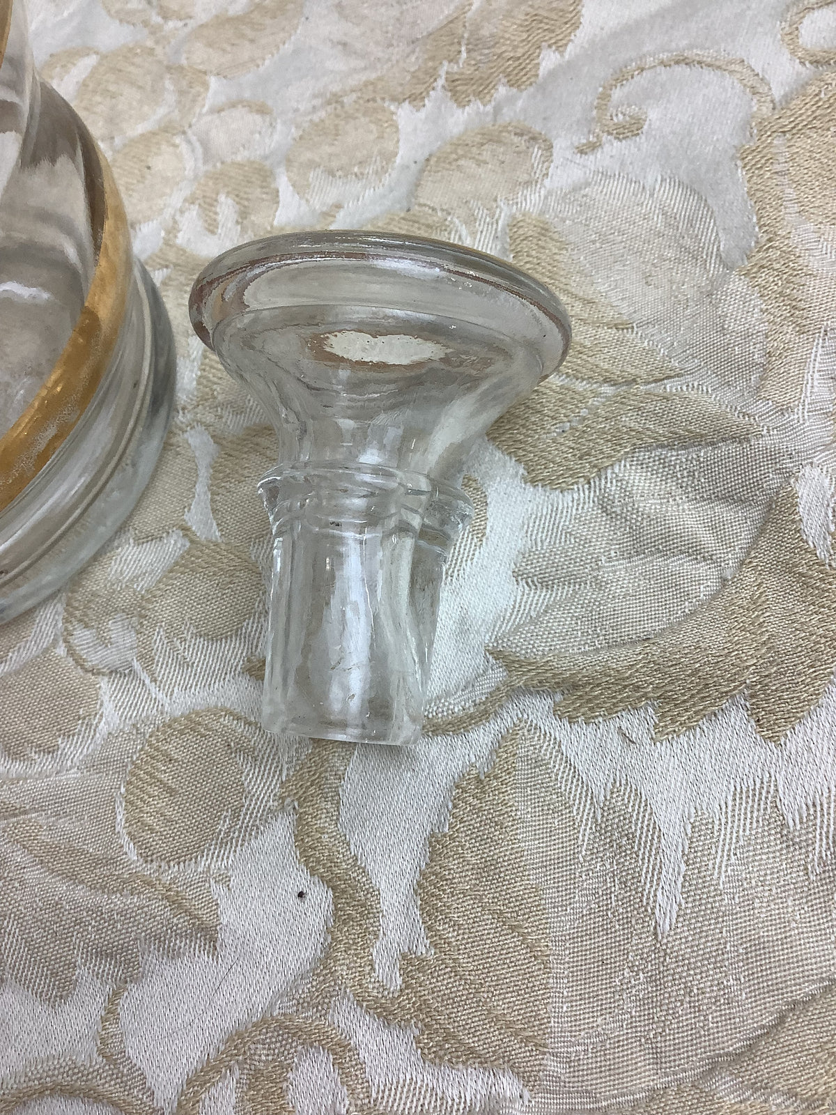 Carafe ancienne en verre transparent à liserés dorés avec bouchon d’origine — Réf. 25U