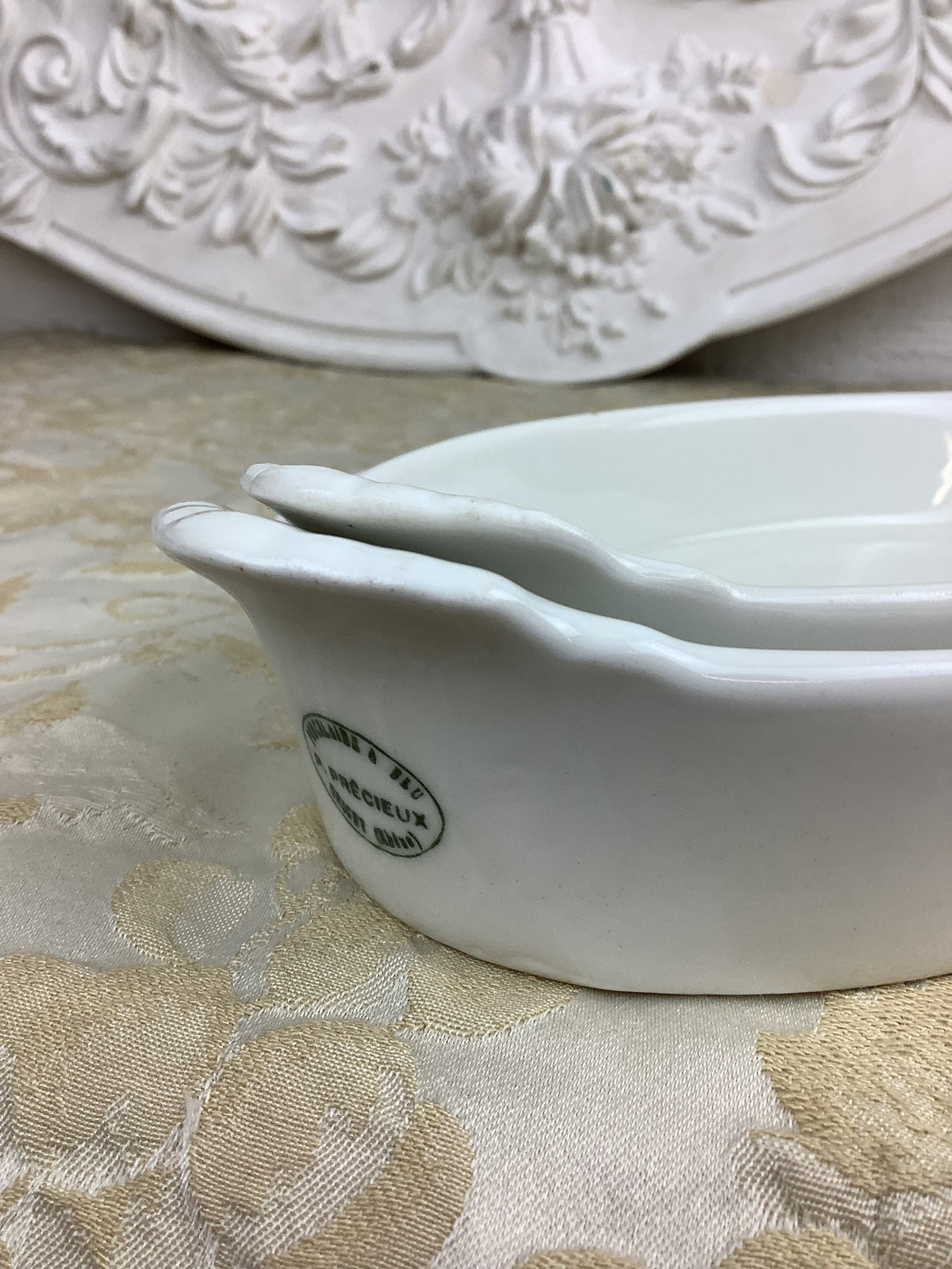 Lot de 2 petits plats anciens ovales en porcelaine à feu – P. Précieux – Réf 23E