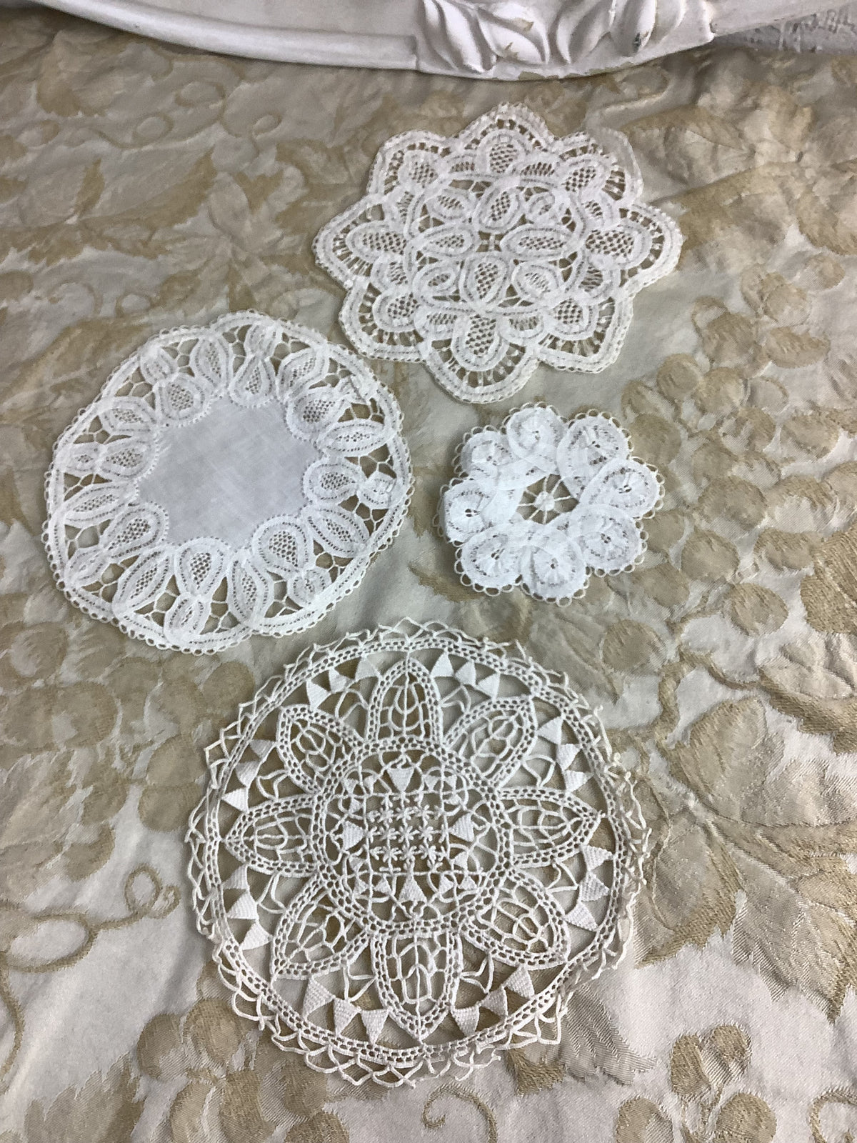 Lot de 4 petits napperons anciens - Réf. 185