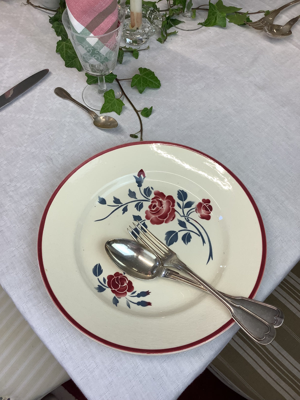 Plat rond ancien Badonviller – Roses bordeaux et feuillage bleu-Réf. 6J