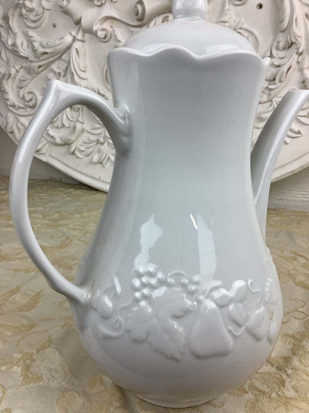 Ancienne cafetière en porcelaine blanche – Réf. 23D