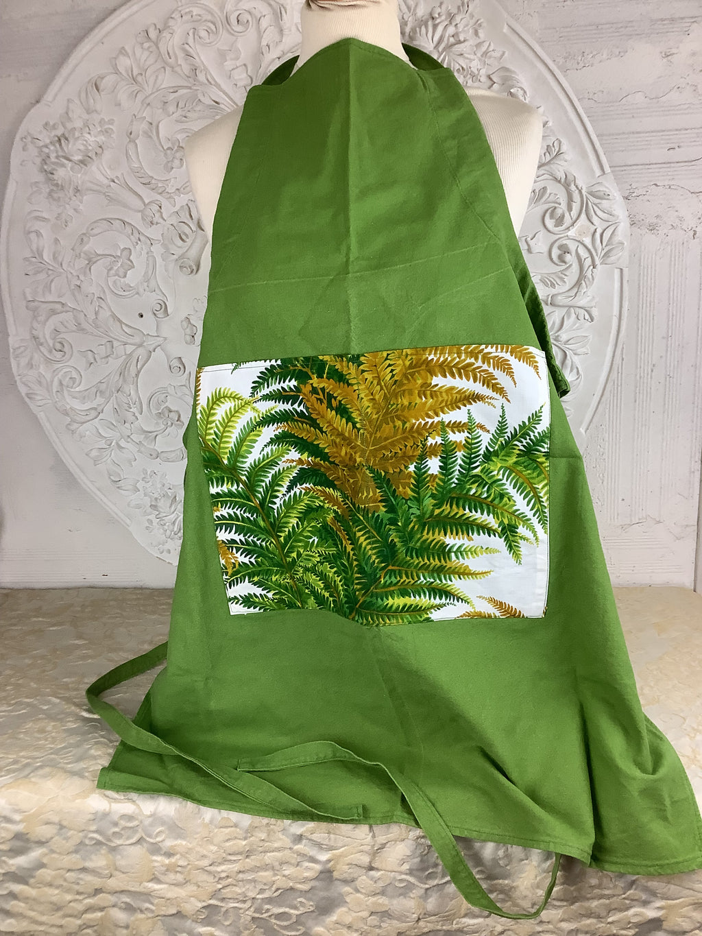 Tablier ancien vert à décor de fougères – Réf. 57