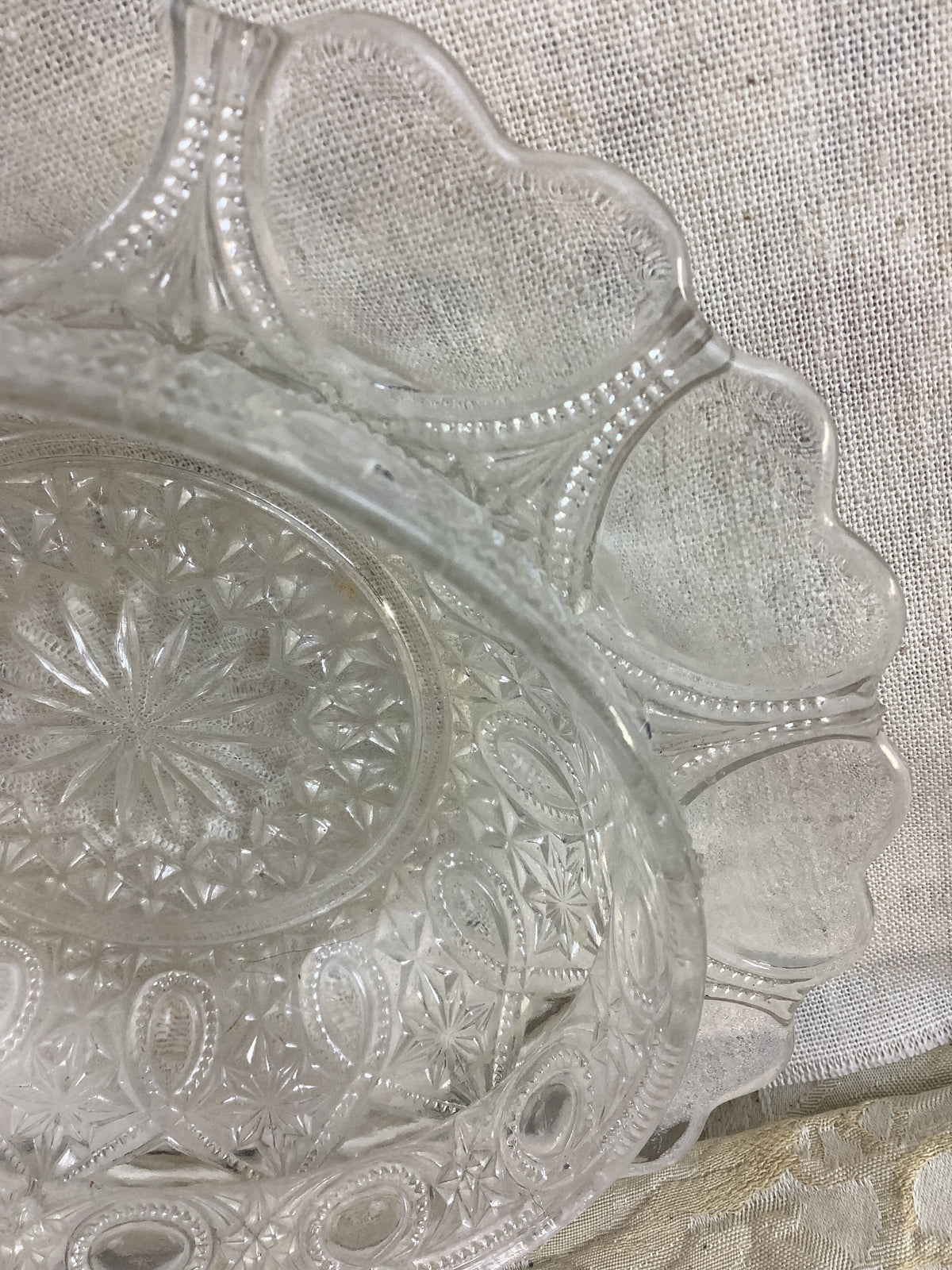 Coupe ancienne en verre moulé ciselé vintage – Réf. 20O