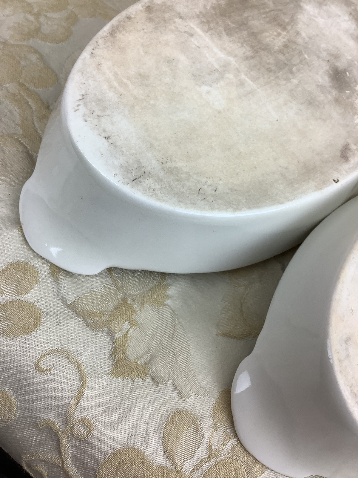 Lot de 2 petits plats anciens ovales en porcelaine à feu – P. Précieux – Réf 23E