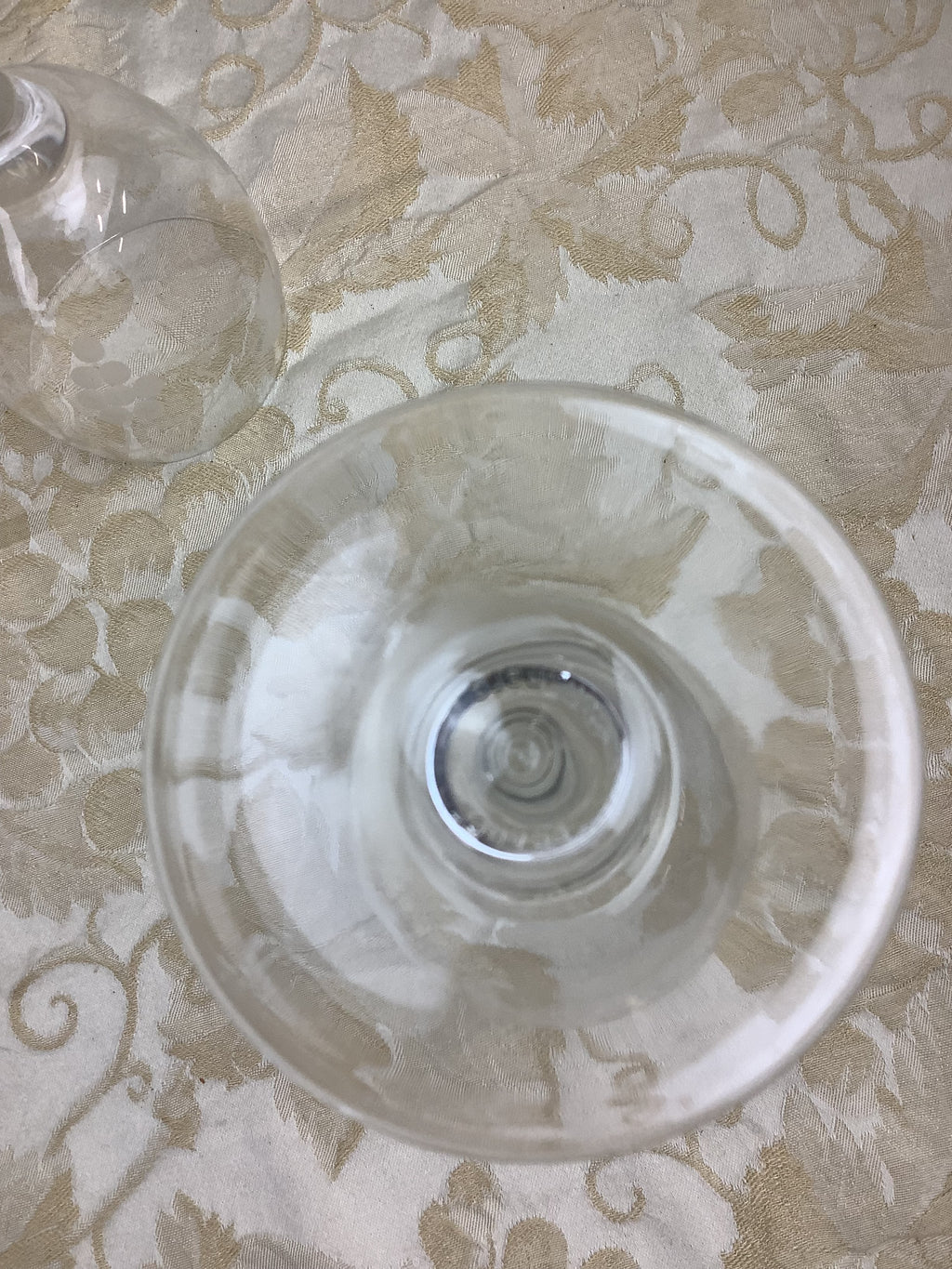 Verre à eau à pied ancien Luminarc France, décor raisins dépolis — Réf. 17H1