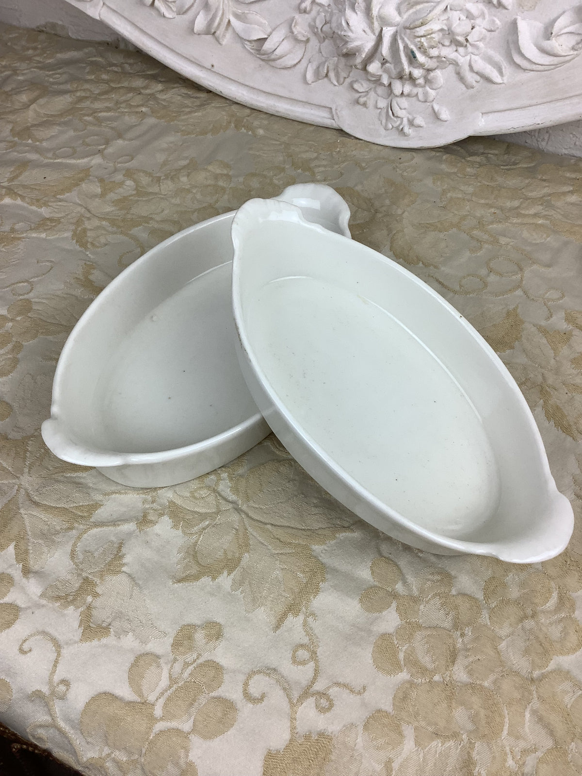 Lot de 2 petits plats anciens ovales en porcelaine à feu – P. Précieux – Réf 23E