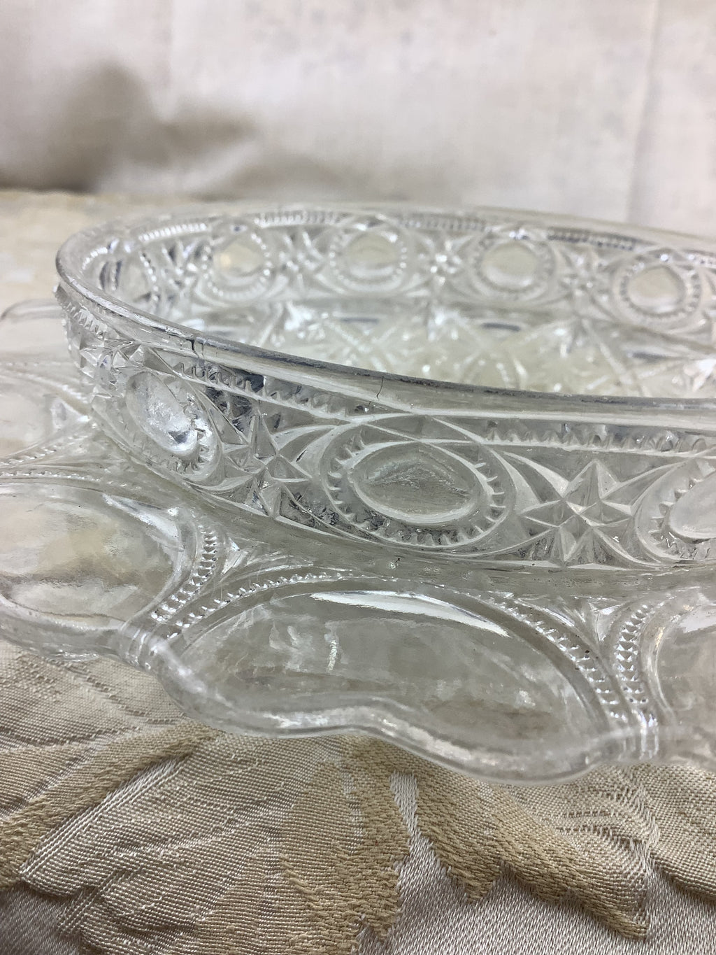 Coupe ancienne en verre moulé ciselé vintage – Réf. 20O