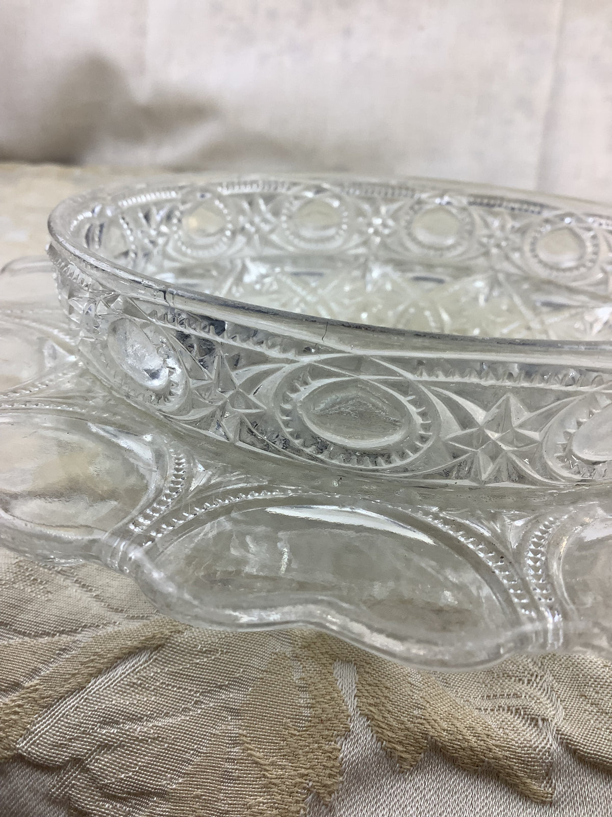 Coupe ancienne en verre moulé ciselé vintage – Réf. 20O