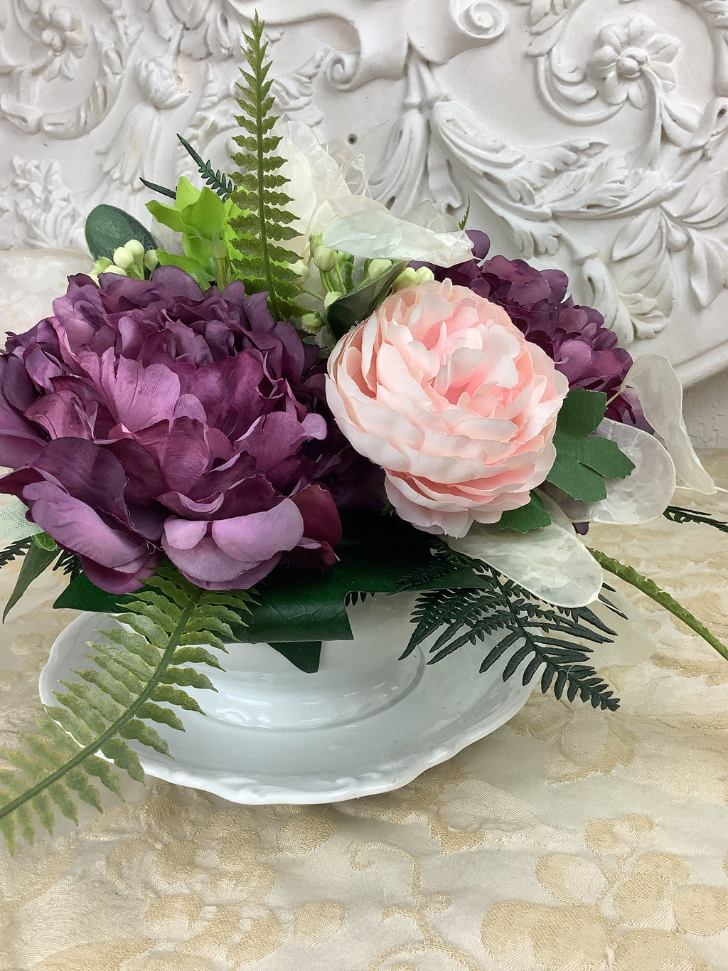 Composition florale C8-pivoines parme et renoncule rose poudré