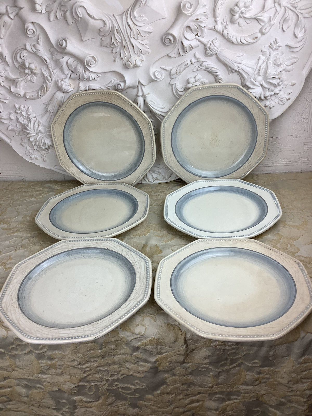 Lot de 6 assiettes plates octogonales de la manufacture Longchamp./ Réf 25V