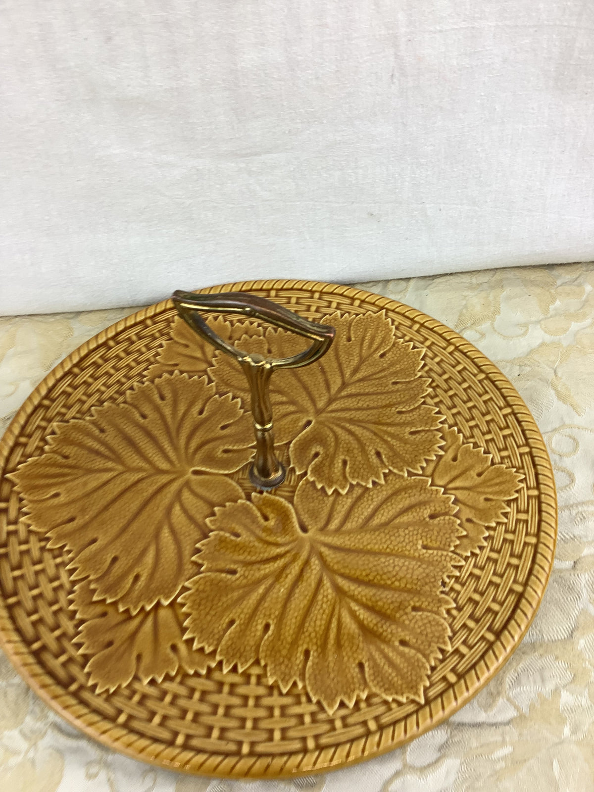 Plateau à fromage Gien vintage en barbotine – Feuilles de vigne- Ref 10p
