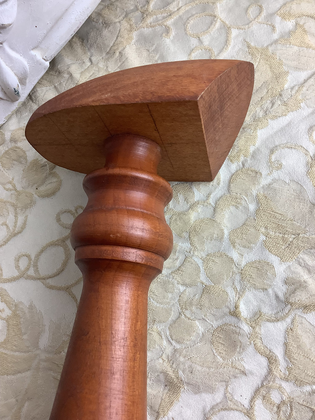 Ancien support de présentation en bois tourné – Porte-chapeau ou porte-perruque – Réf. 190