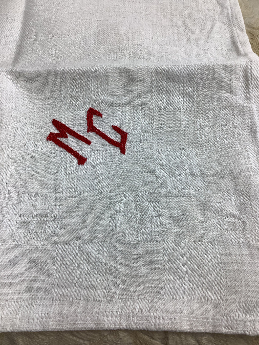 Lot de 4 serviettes anciennes en lin et chanvre damassé – broderies MG – Réf. 182