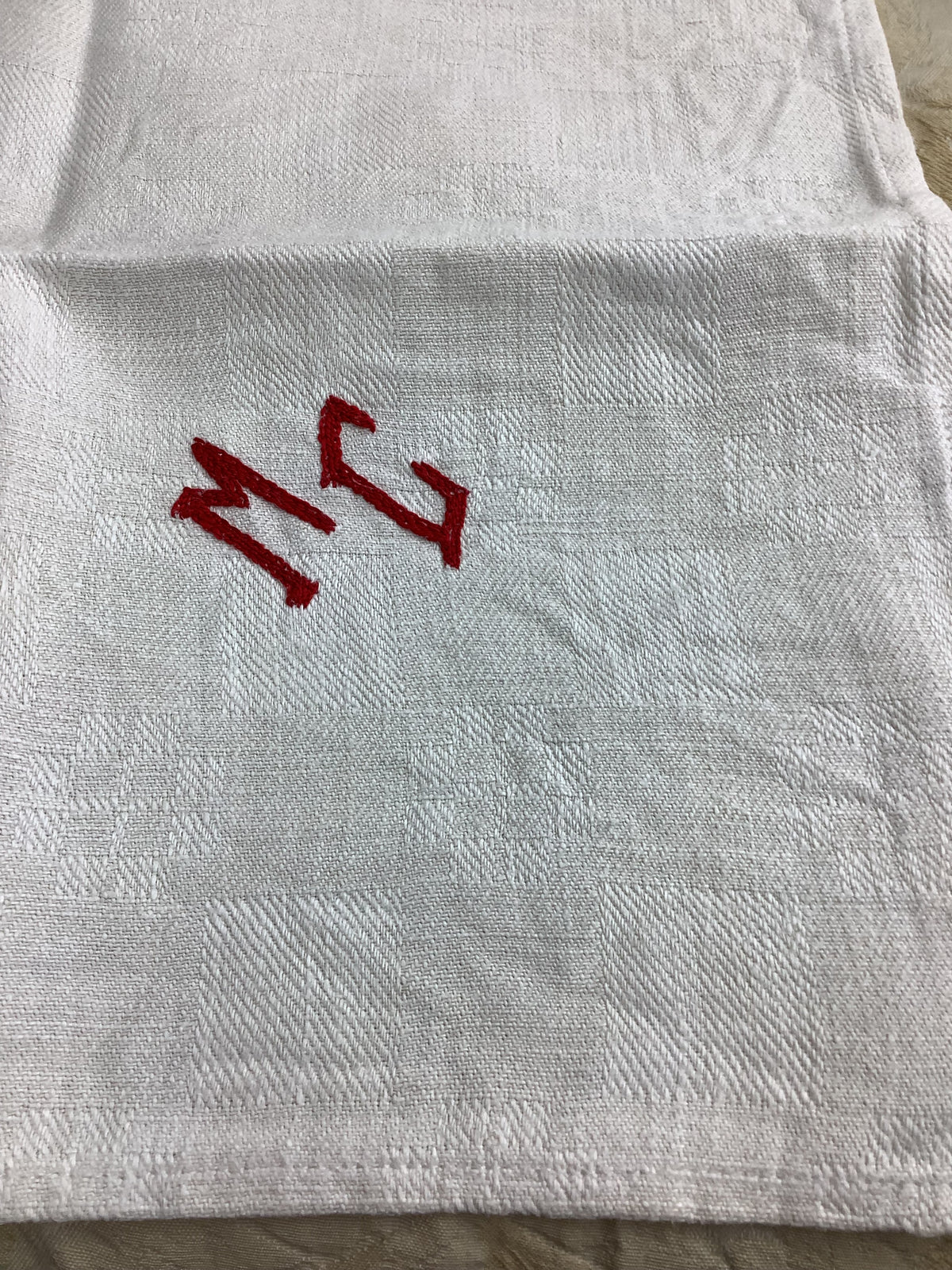 Lot de 4 serviettes anciennes en lin et chanvre damassé – broderies MG – Réf. 182