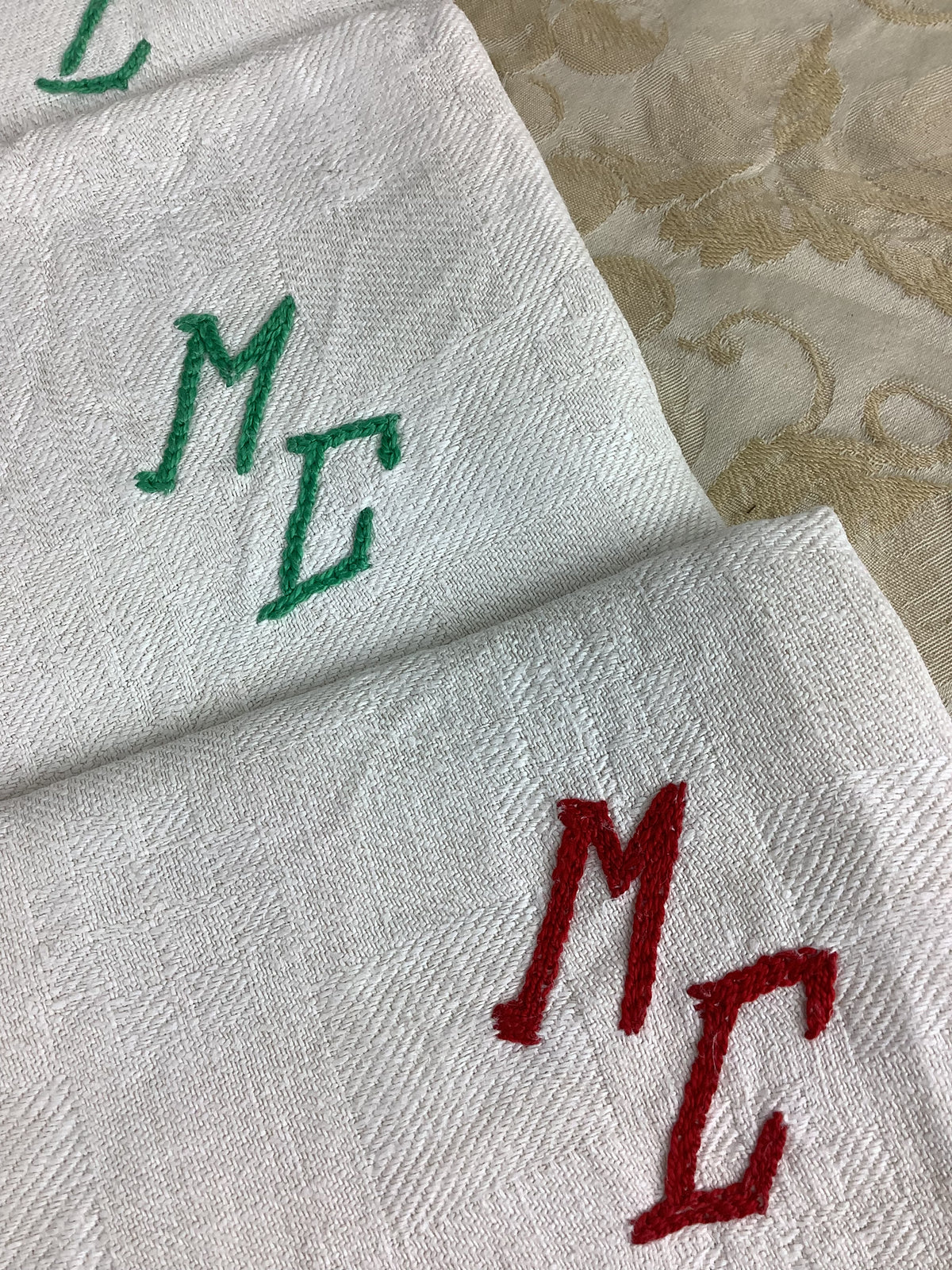 Lot de 4 serviettes anciennes en lin et chanvre damassé – broderies MG – Réf. 182