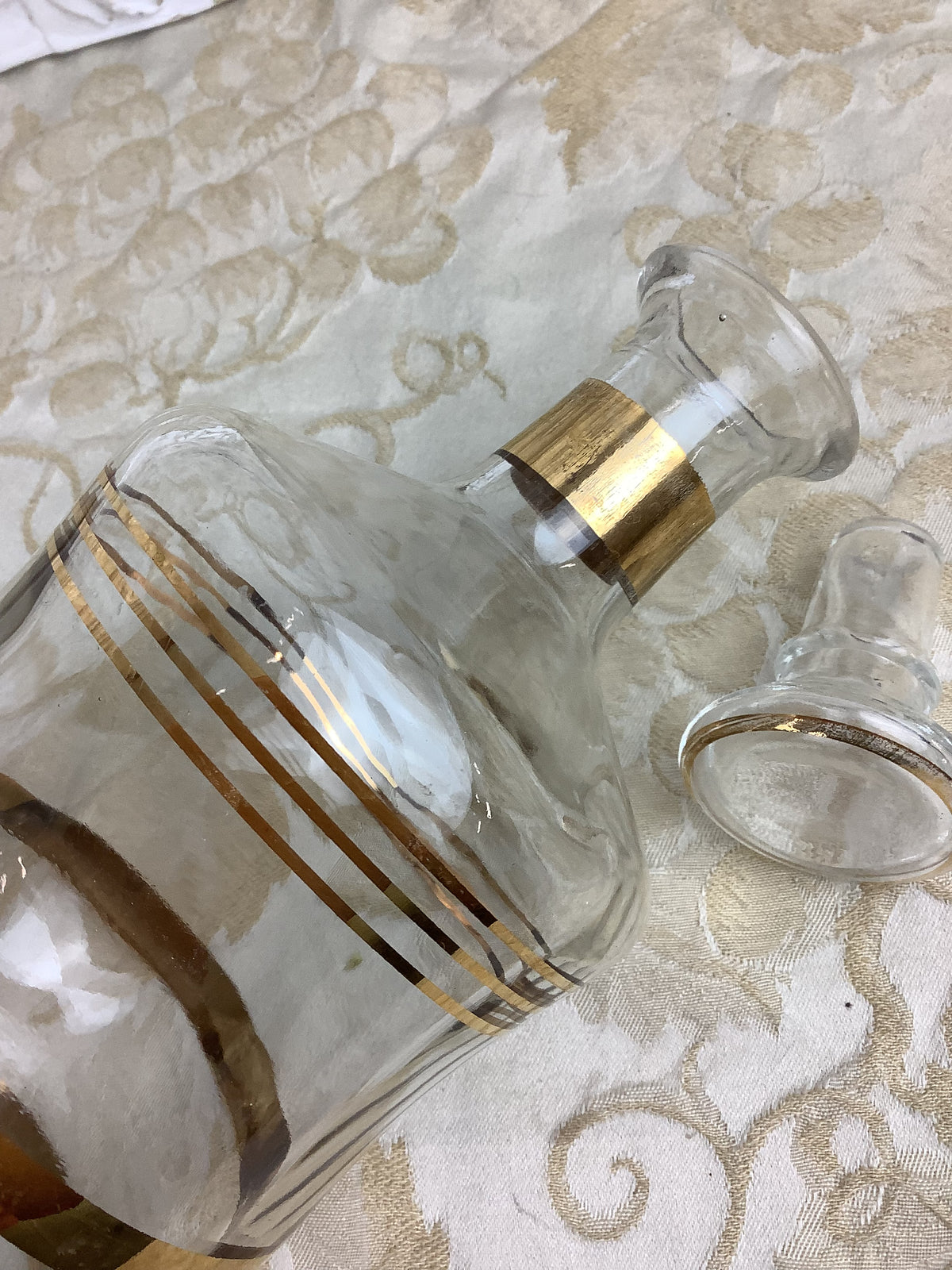 Carafe ancienne en verre transparent à liserés dorés avec bouchon d’origine — Réf. 25U
