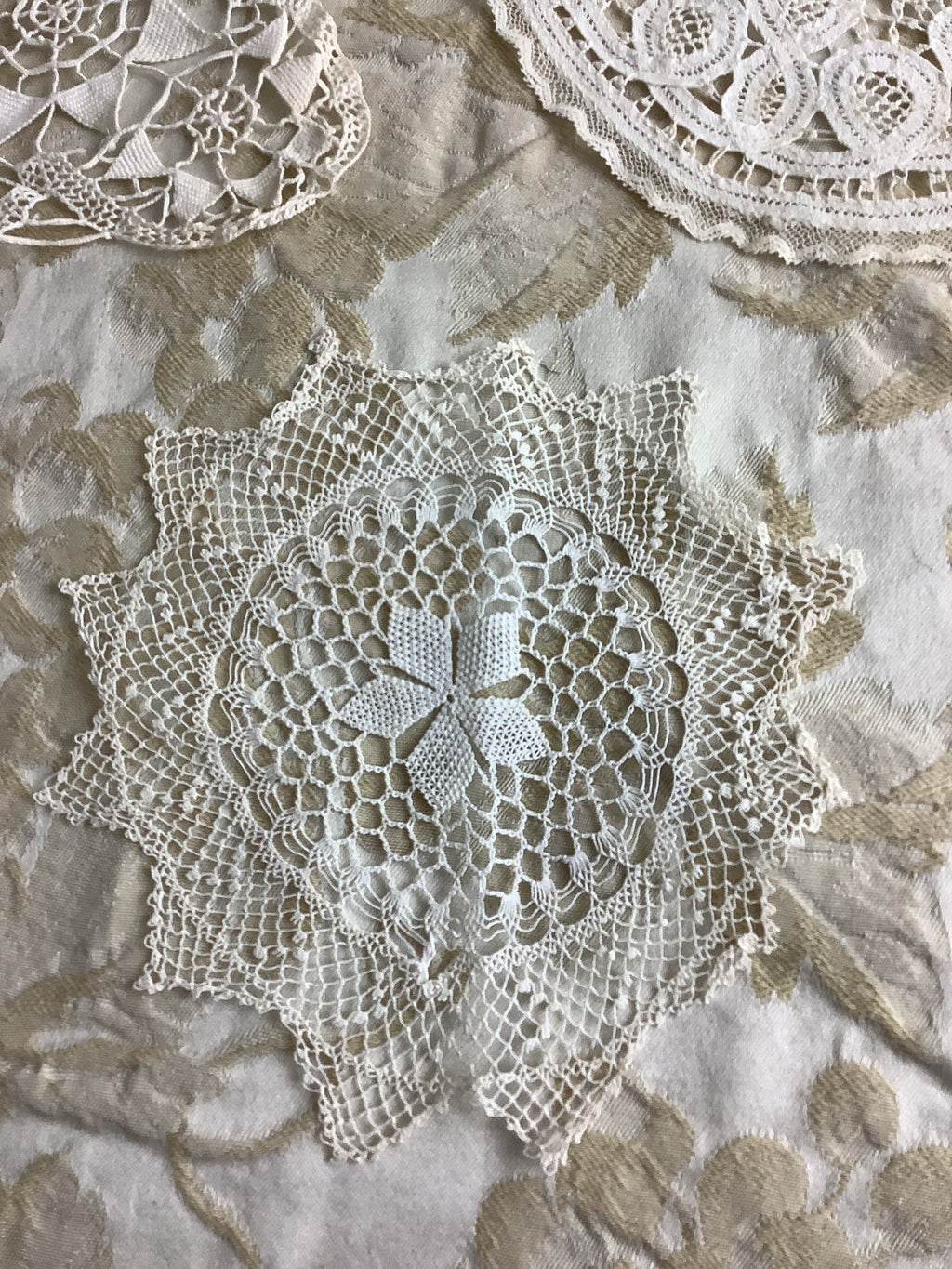 Lot de 3 anciens napperons au crochet-Réf 184