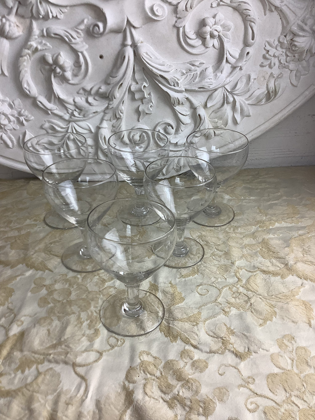 Lot de 6 verres anciens à eau à pied en verre décor feuillagé – Réf. 26G