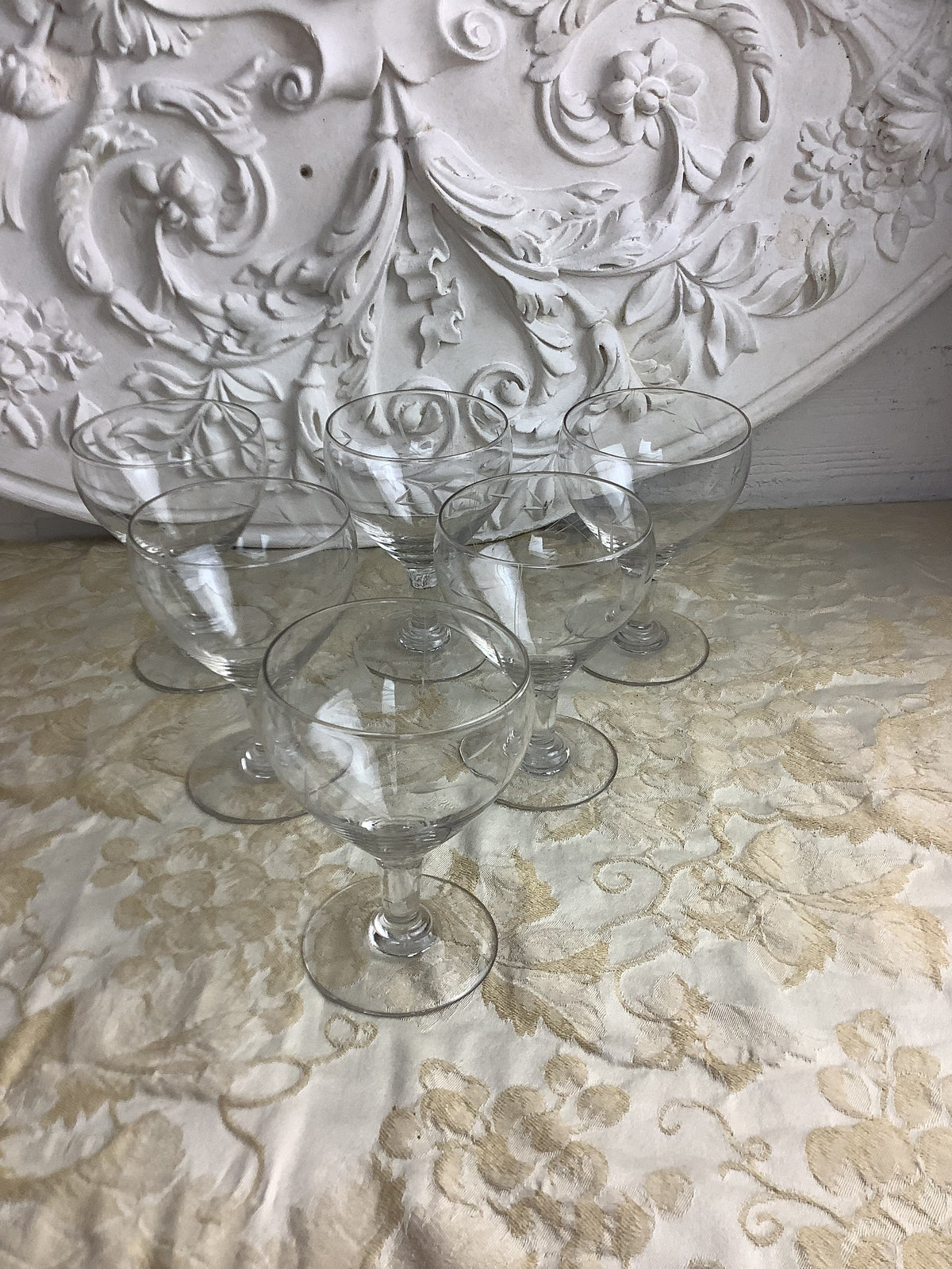 Lot de 6 verres anciens à eau à pied en verre décor feuillagé – Réf. 26G