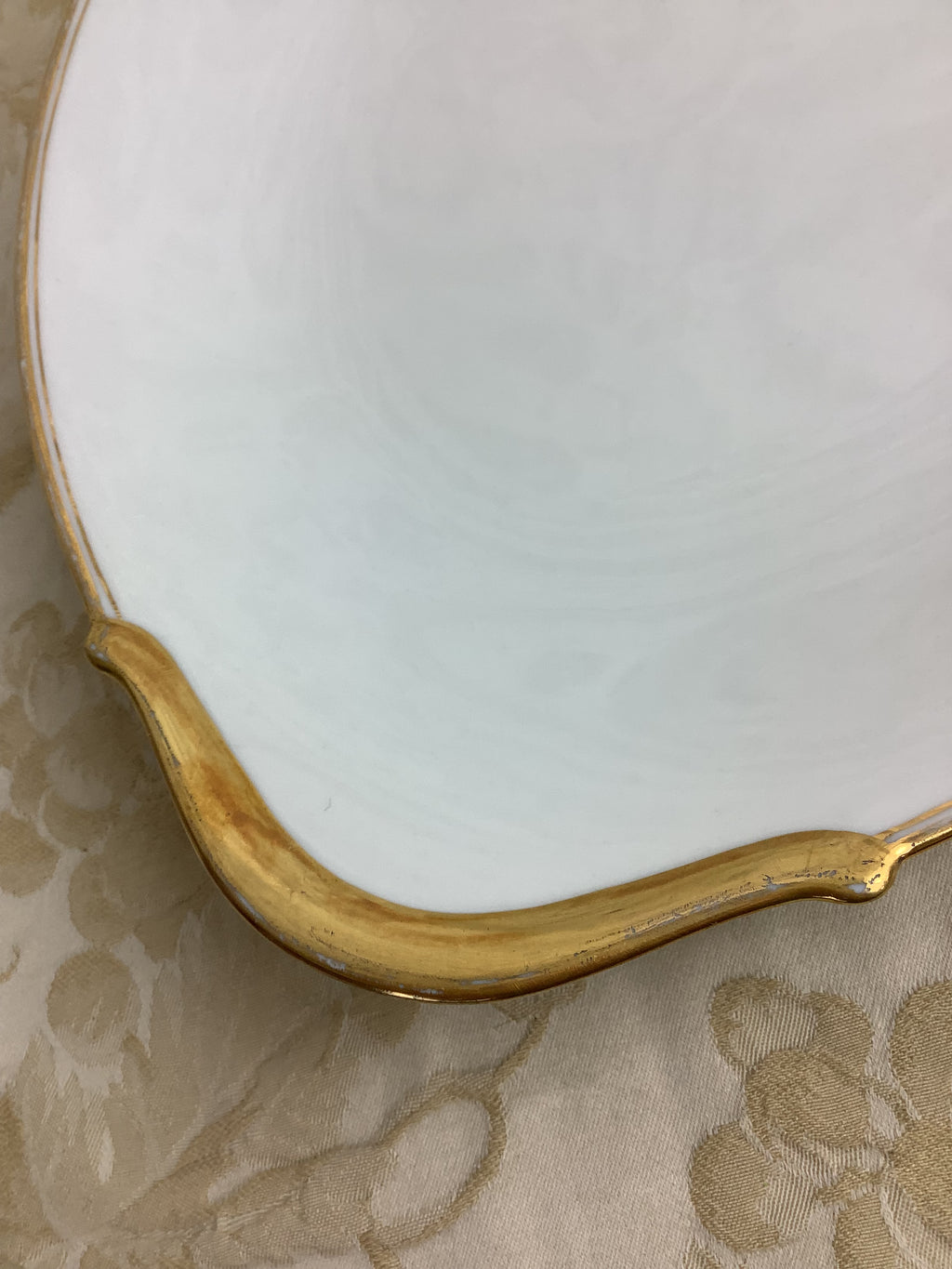 Plat de service ovale ancien en porcelaine de Limoges Bernardaud — Réf. 25T1