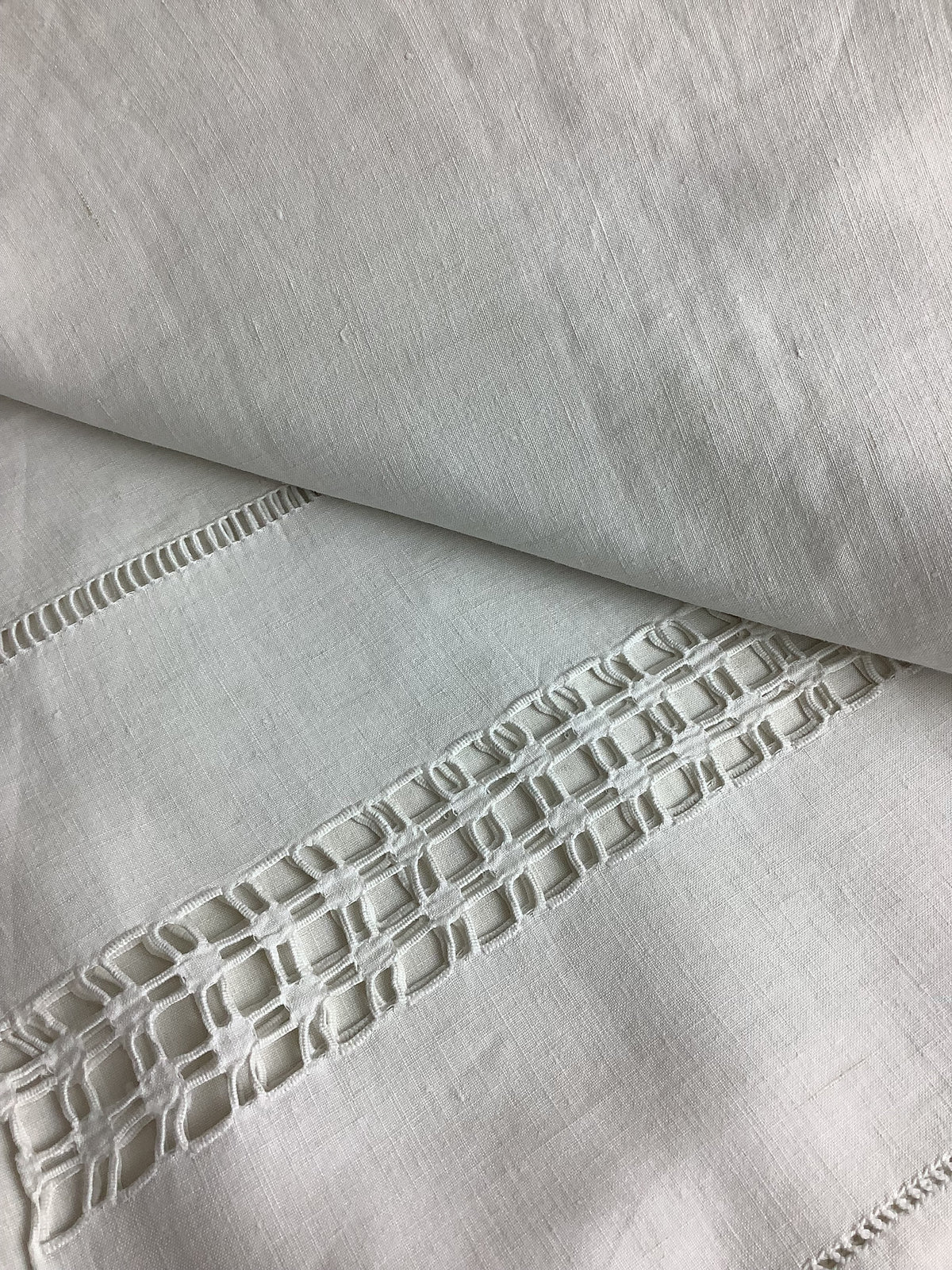 Drap ancien en lin fin brodé main – 230 × 310 cm – Réf. 157
