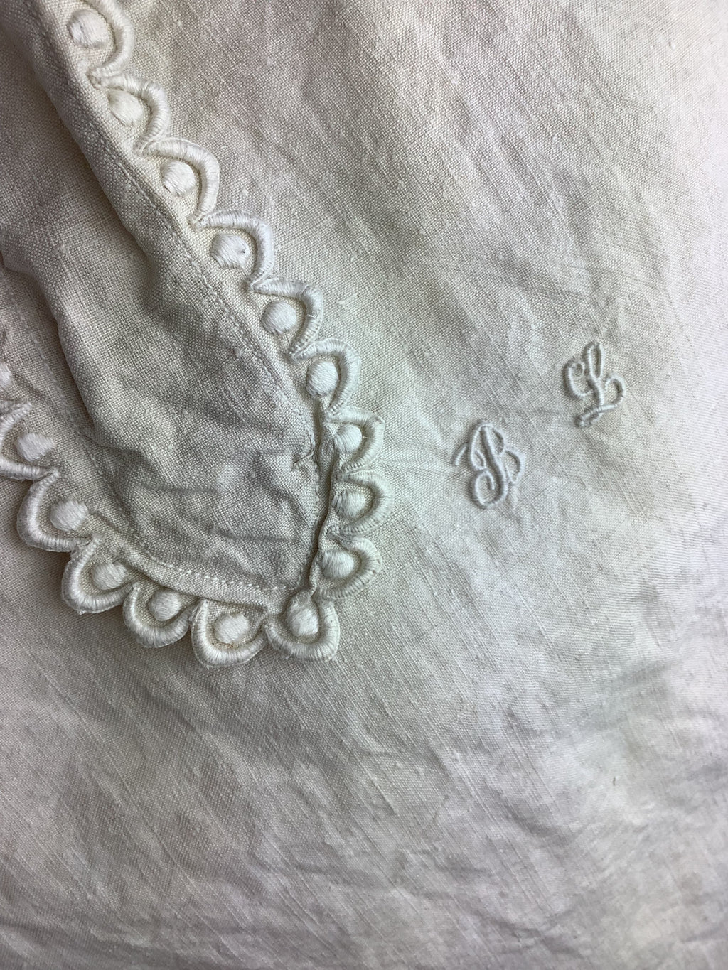 Ancienne chemise de nuit en lin et coton épais, dentelle et monogramme brodé BL-Ref 151