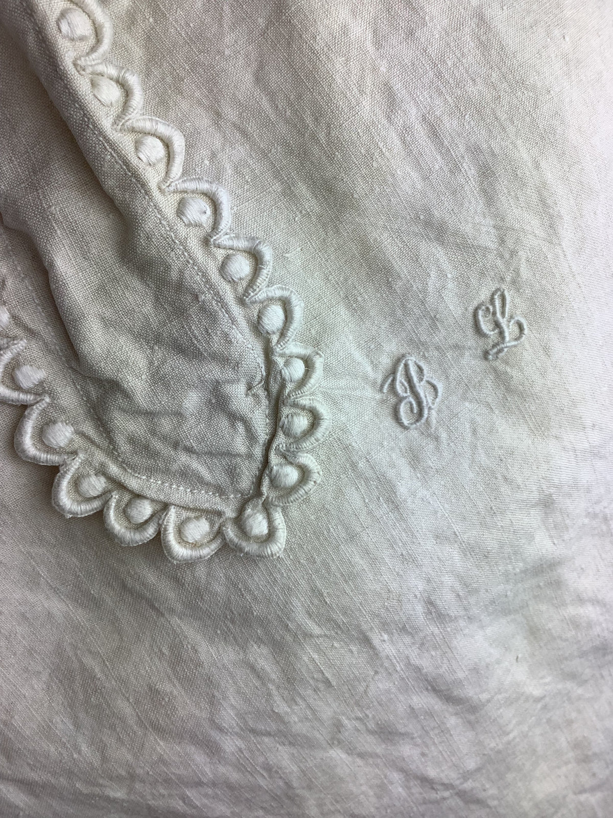 Ancienne chemise de nuit en lin et coton épais, dentelle et monogramme brodé BL-Ref 151