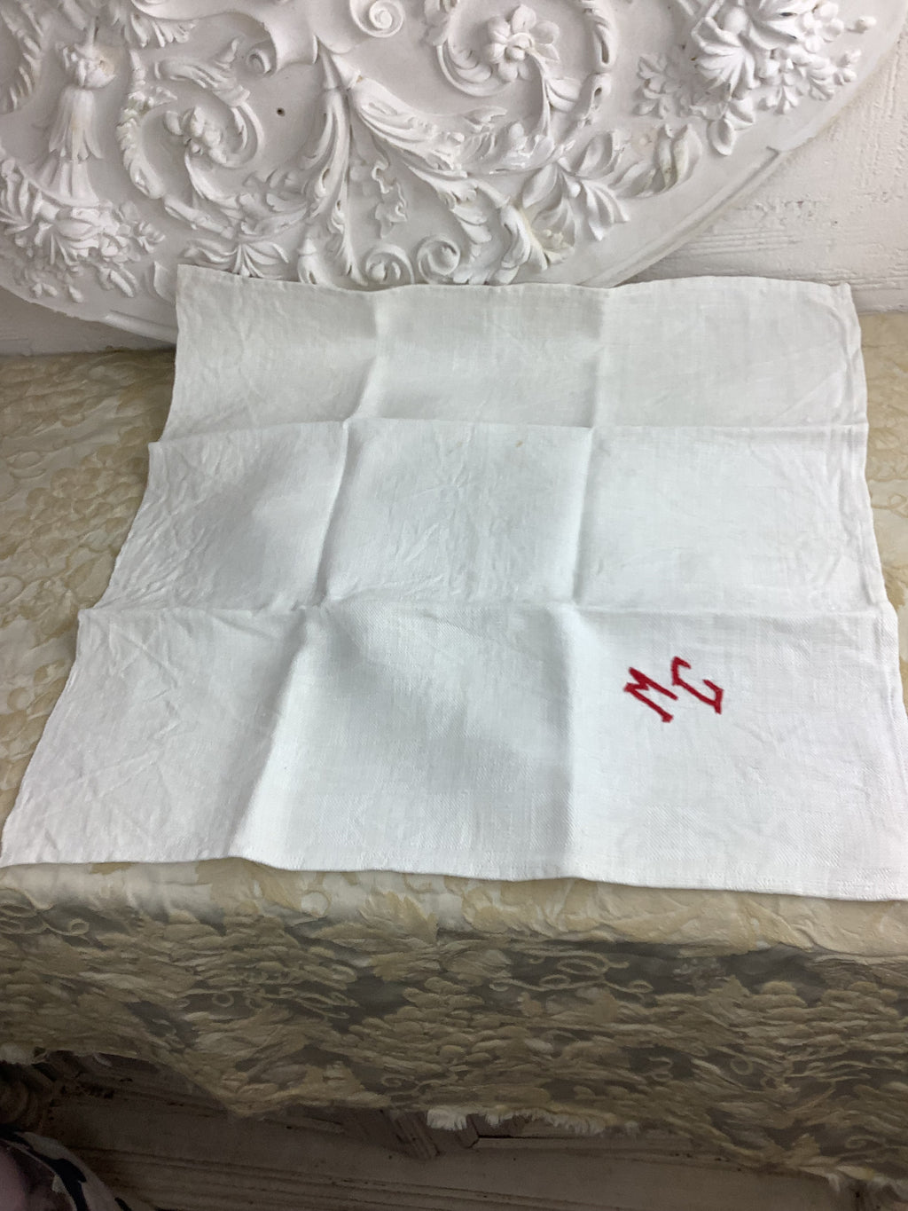 Lot de 4 serviettes anciennes en lin et chanvre damassé – broderies MG – Réf. 182