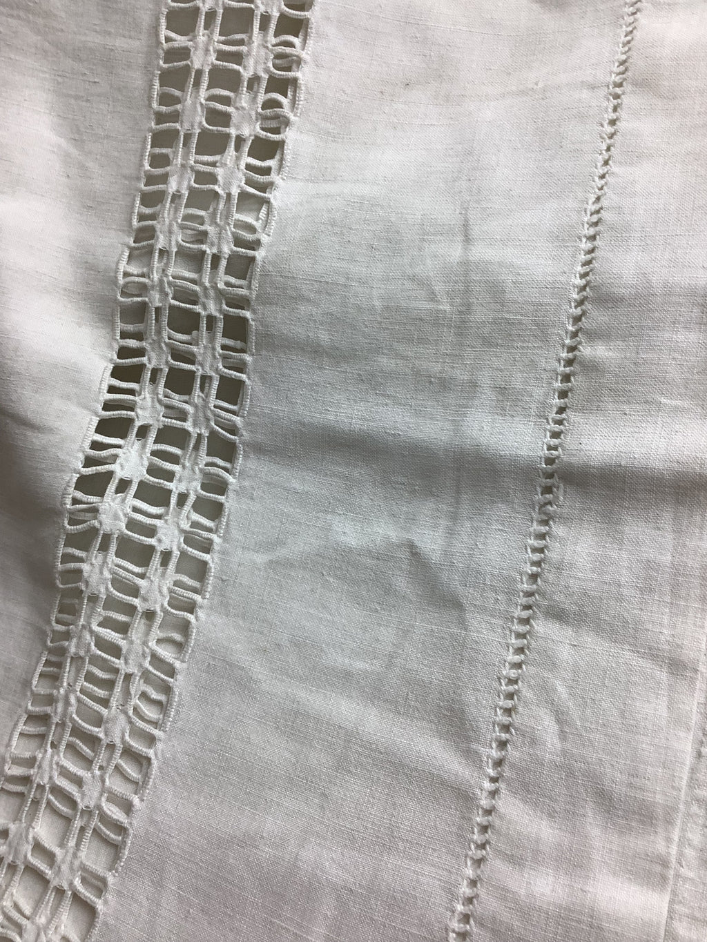 Drap ancien en lin fin brodé main – 230 × 310 cm – Réf. 157