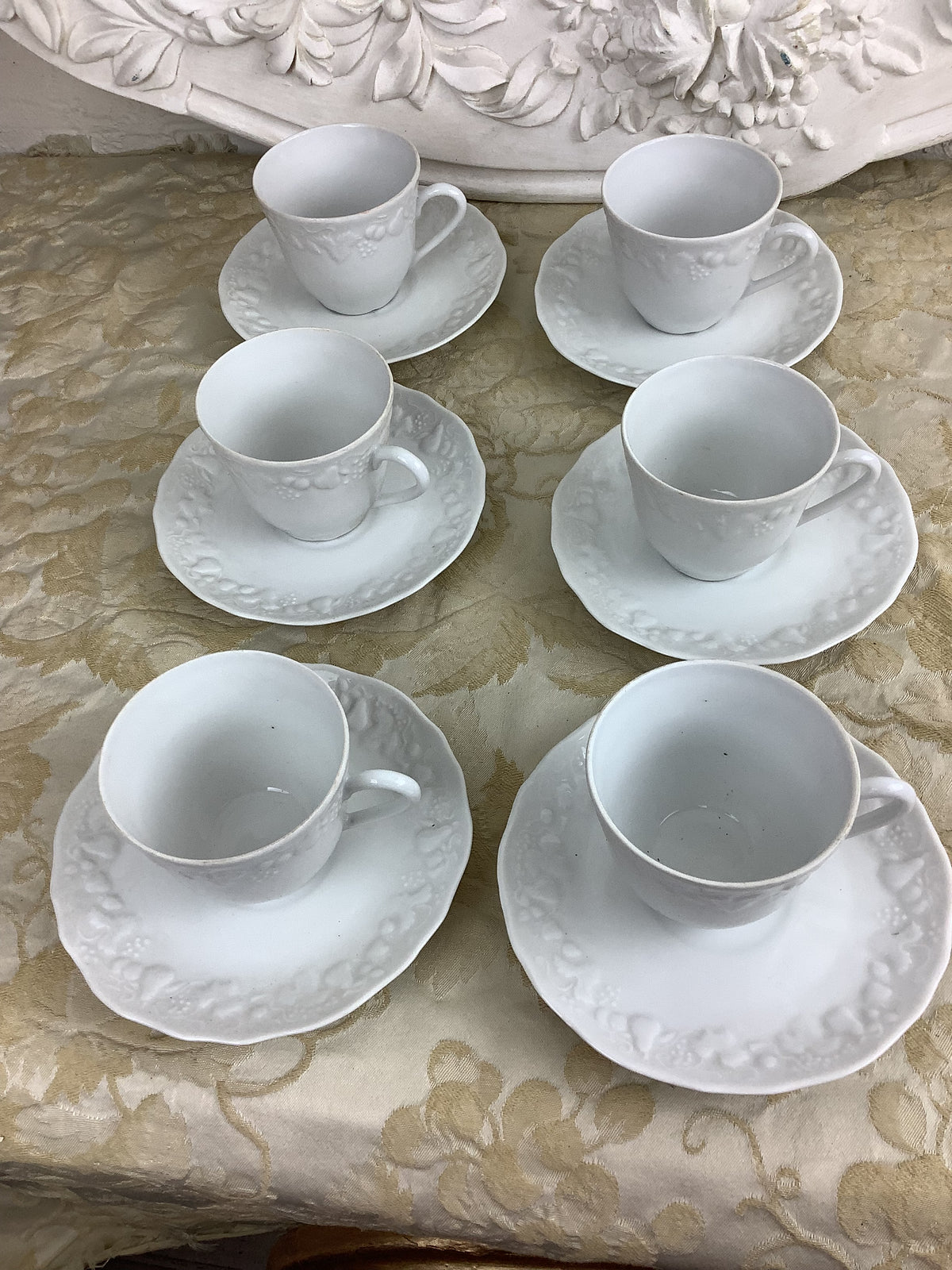 Lot de 6 tasses et soucoupes anciennes en porcelaine blanche – Réf. 23B