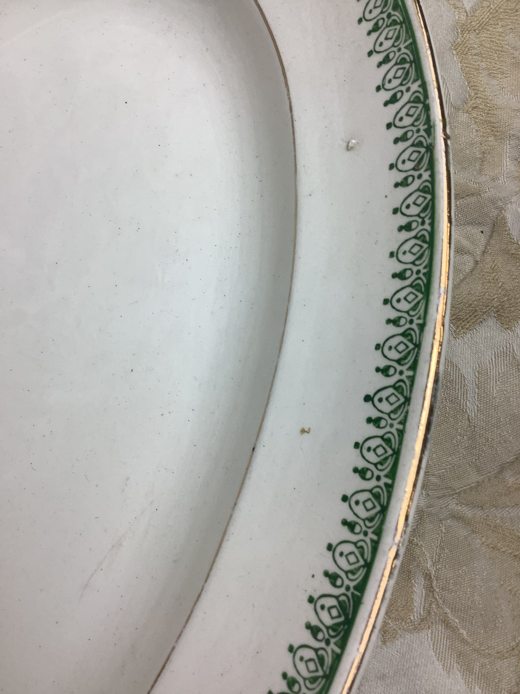 Titre : Plat semi-creux ancien ovale à décor vert et or – Réf. 11Q