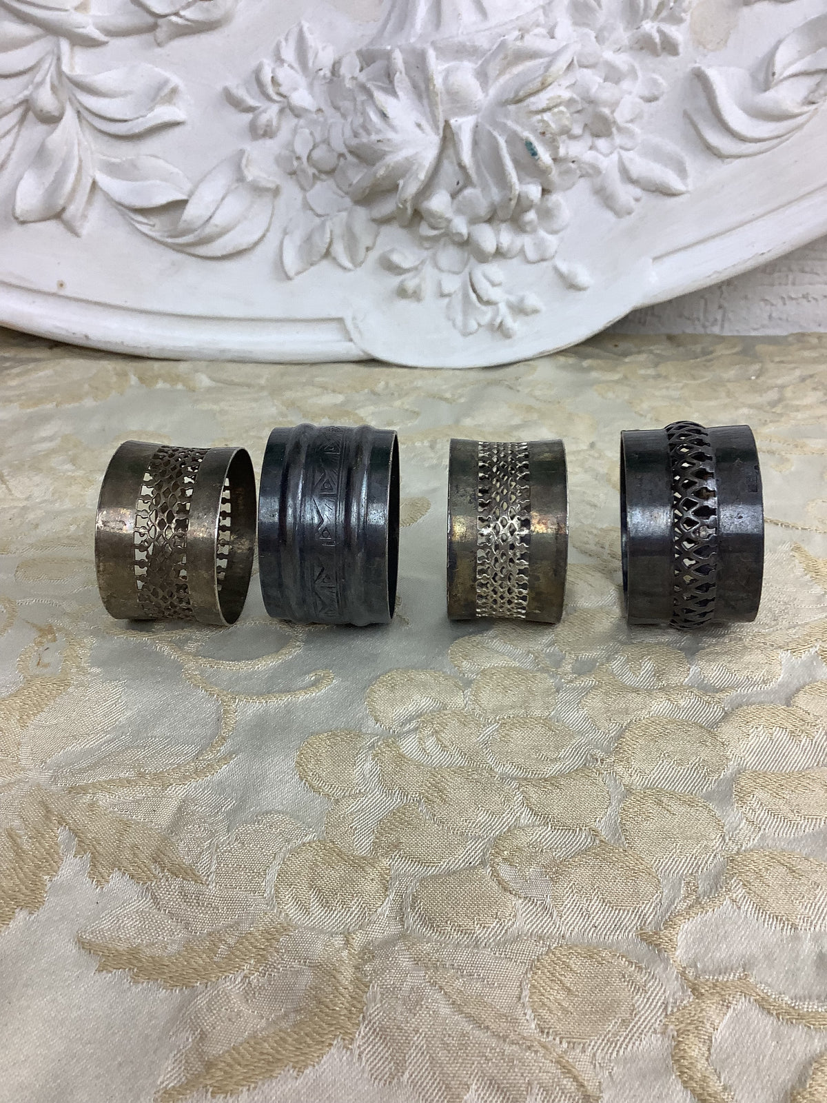 Lot de 4 ronds de serviette anciens en métal argenté – Ref 22Z