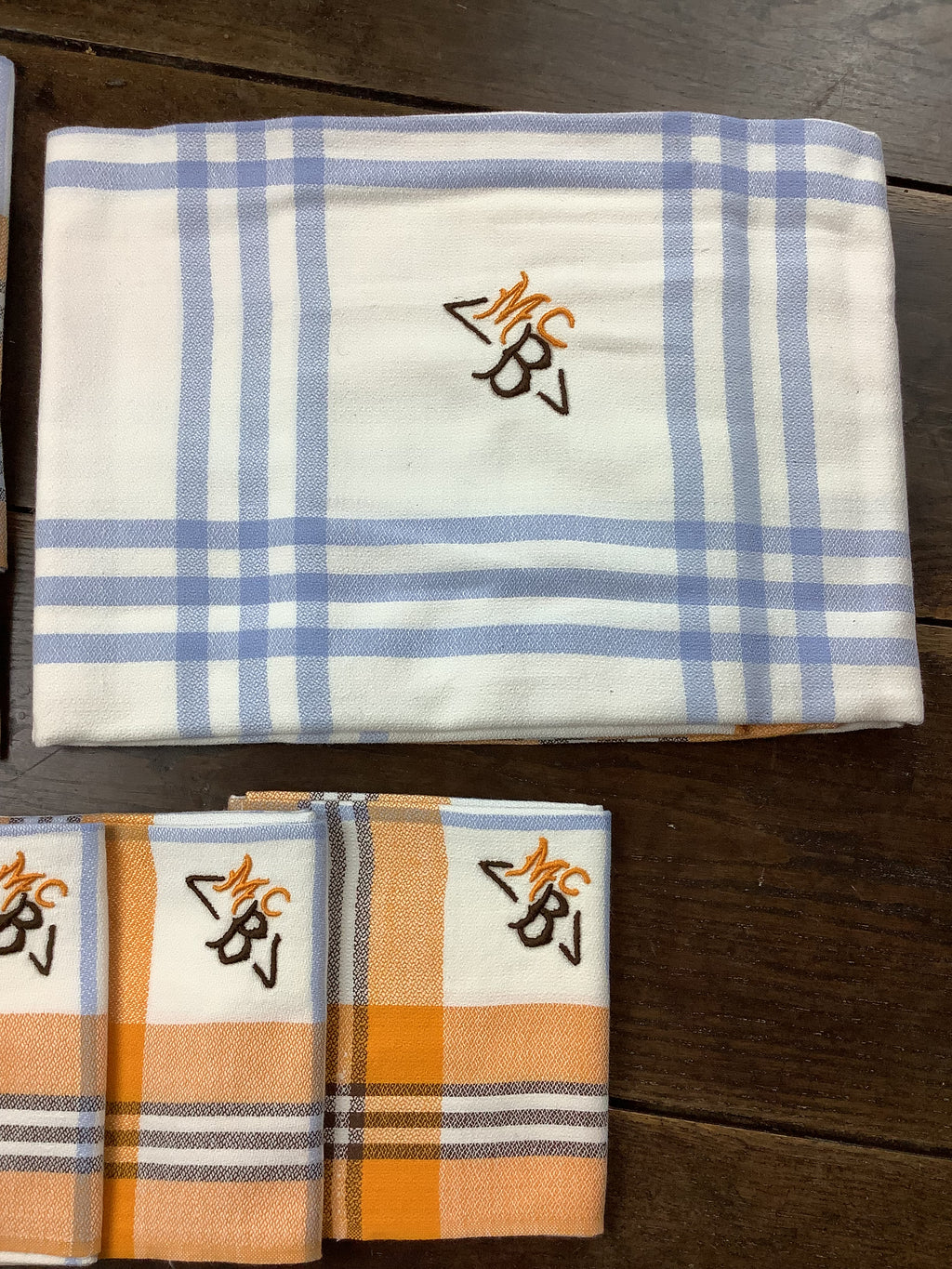 Nappe vintage à carreaux bleu ciel et orange avec 6 serviettes monogrammées MCB -Ref 110