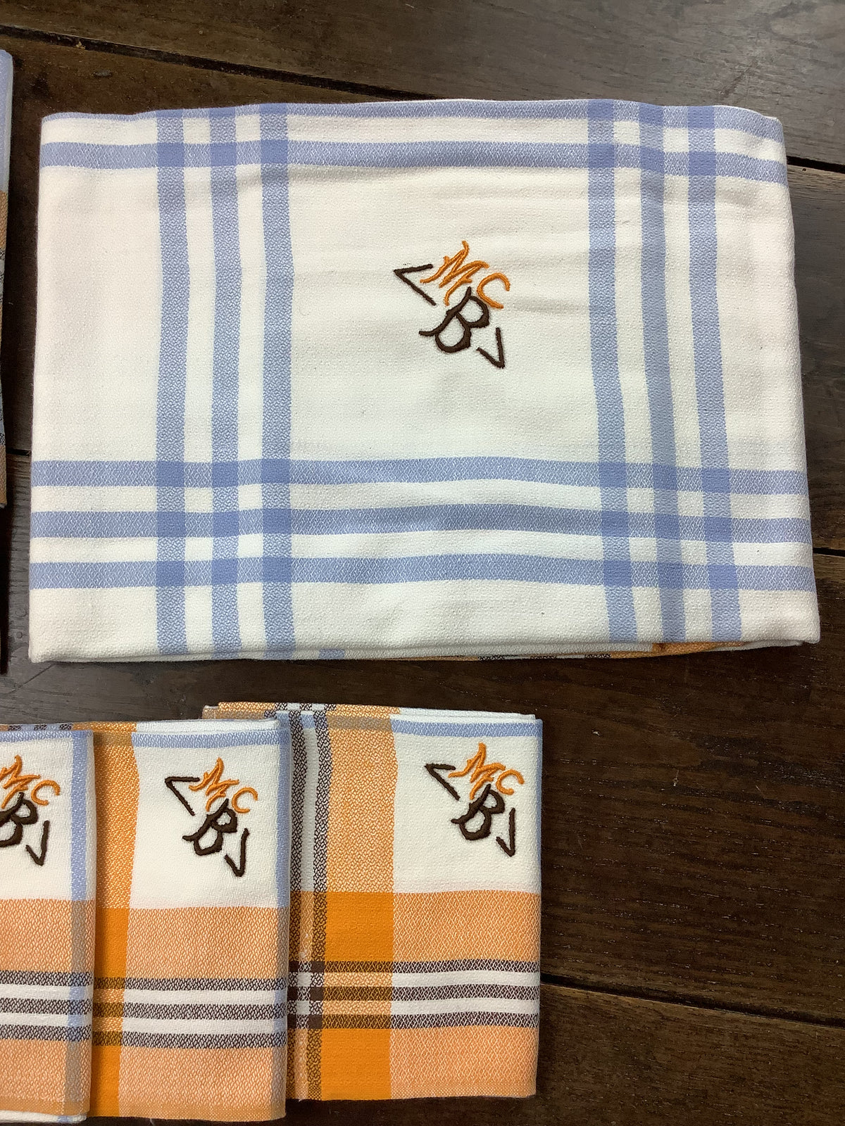 Nappe vintage à carreaux bleu ciel et orange avec 6 serviettes monogrammées MCB - Réf 110