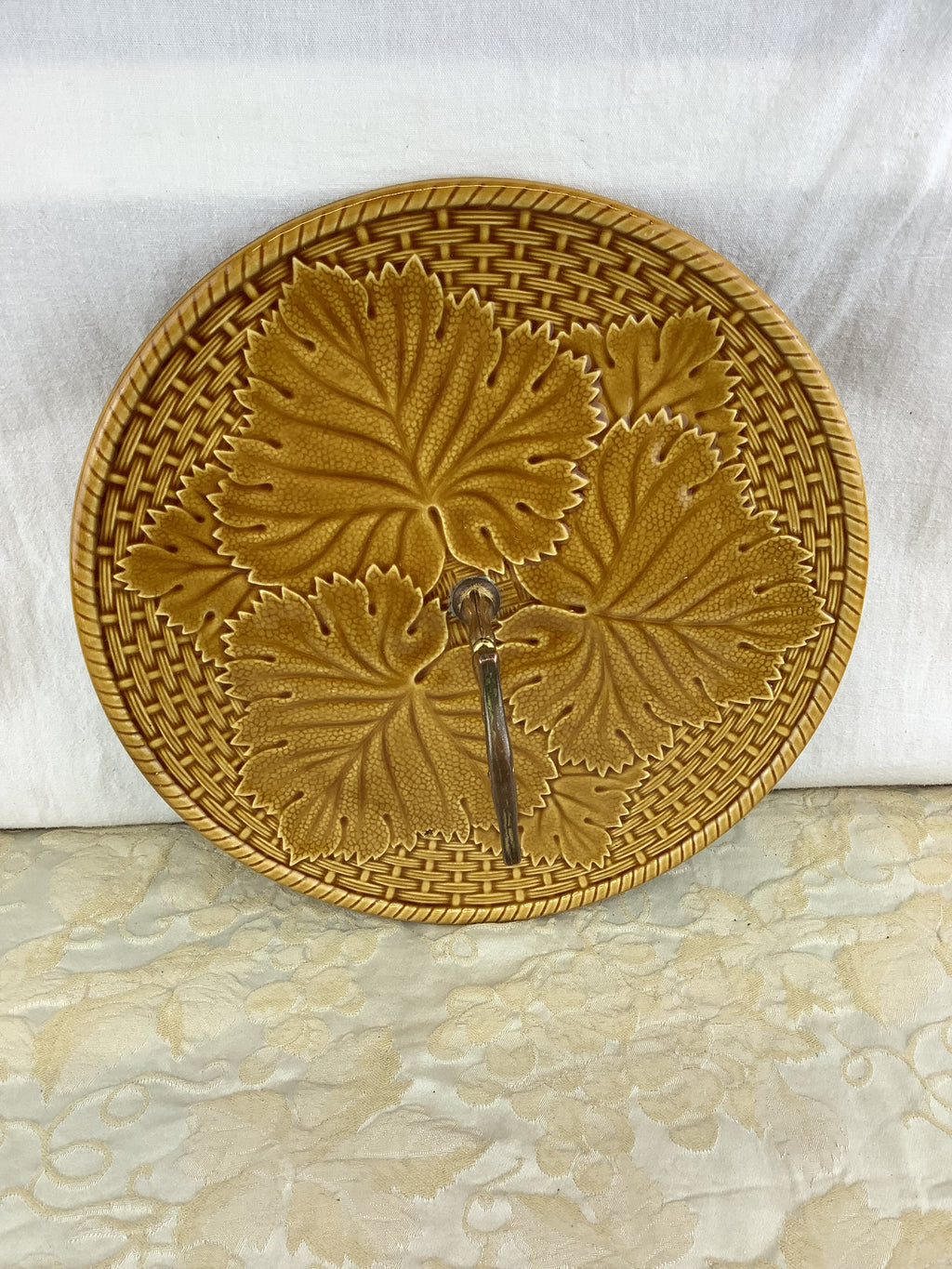 Plateau à fromage Gien vintage en barbotine – Feuilles de vigne- Ref 10p