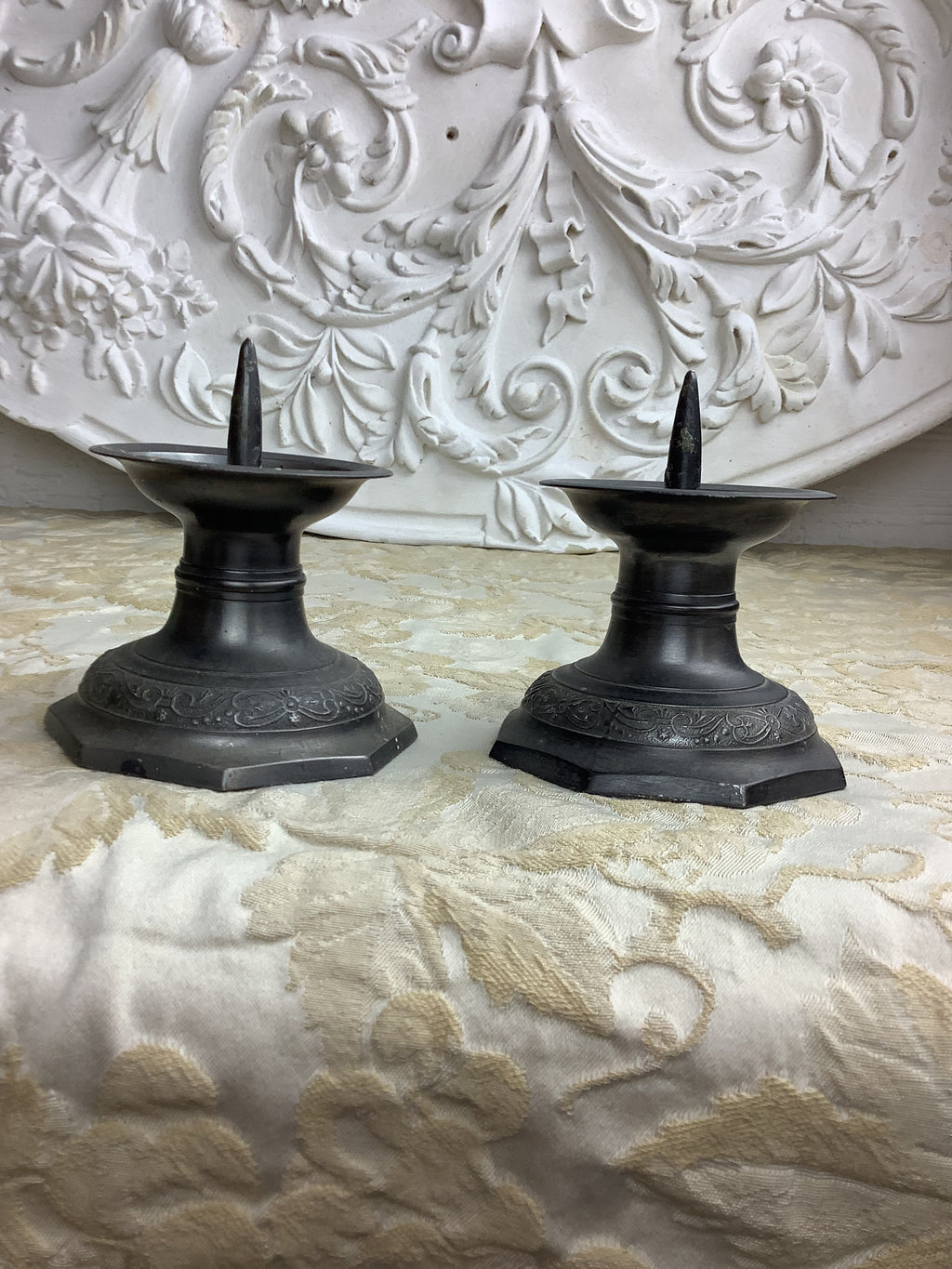 Duo de bougeoirs anciens en étain à décor ciselé – Réf. 29 J