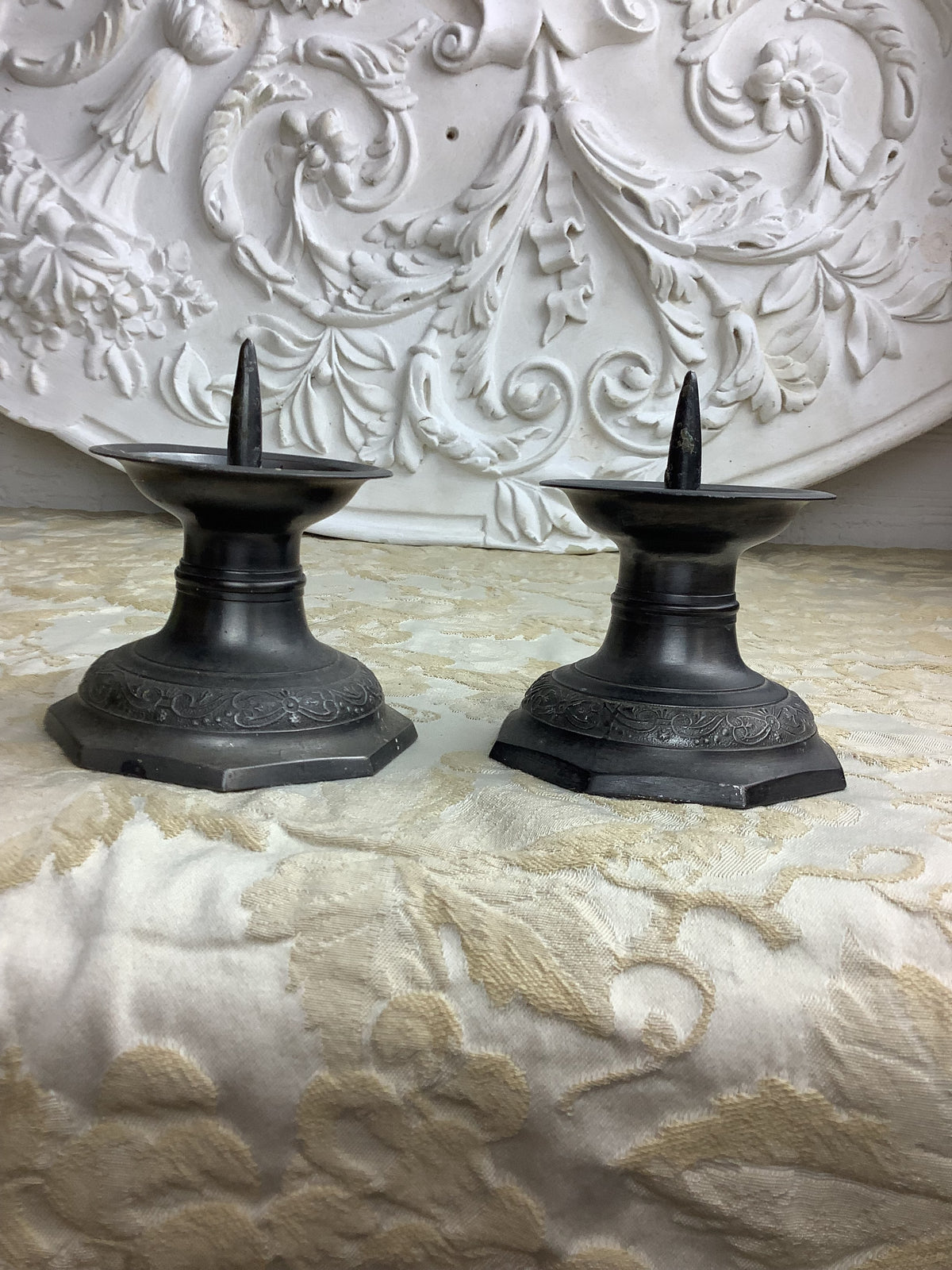 Duo de bougeoirs anciens en étain à décor ciselé – Réf. 29 J