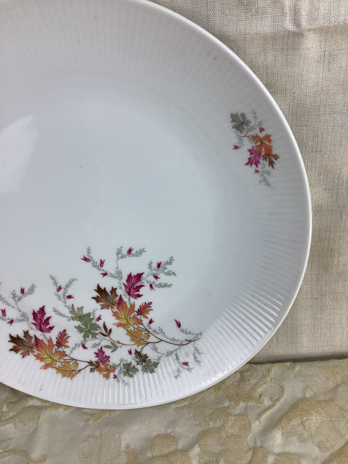 Petit plat à dessert en porcelaine Schumann Bavaria à décor de feuillages d’automne – Réf. 15S
