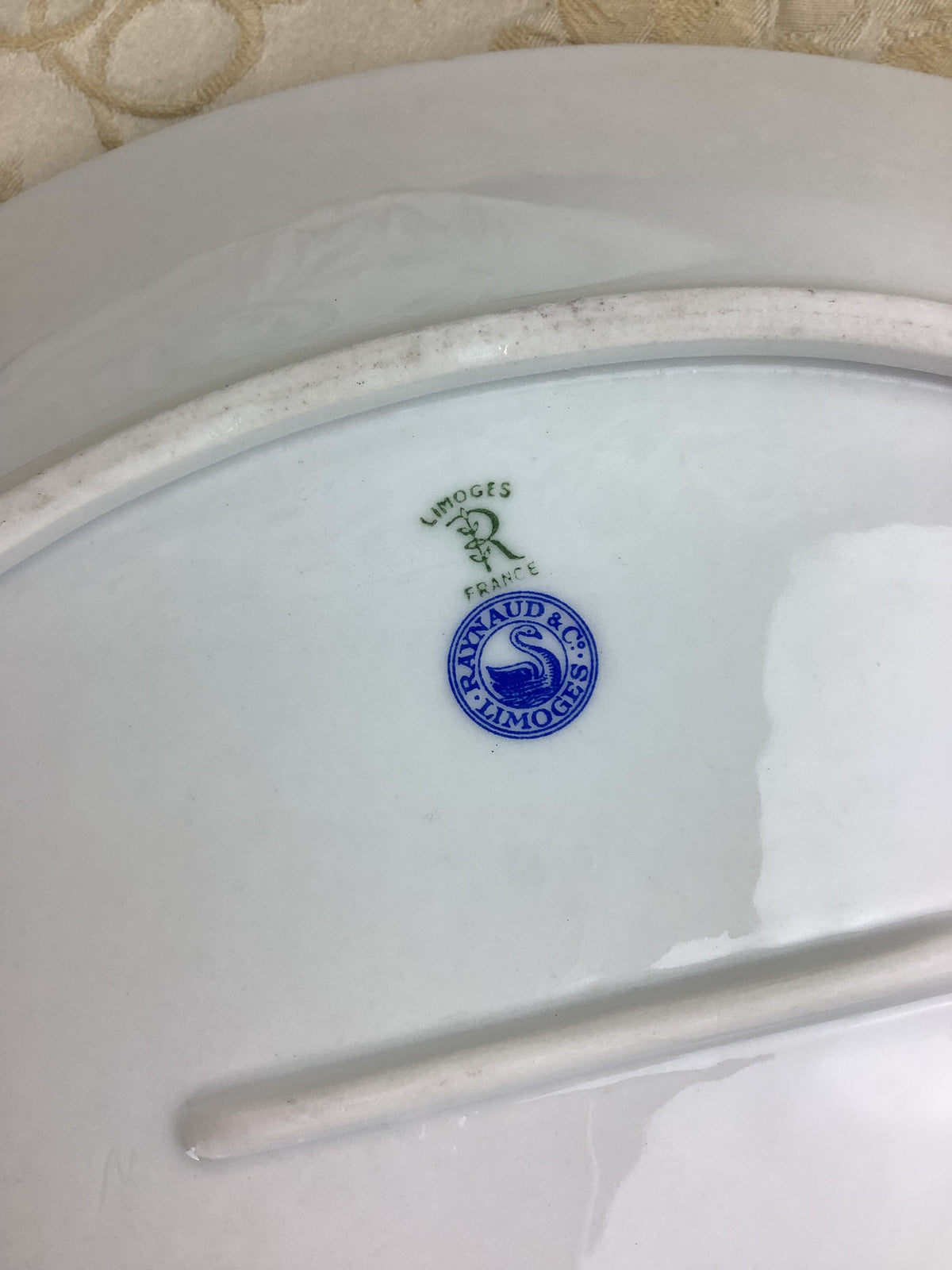Plat de service ovale ancien en porcelaine de Limoges Bernardaud — Réf. 25T1