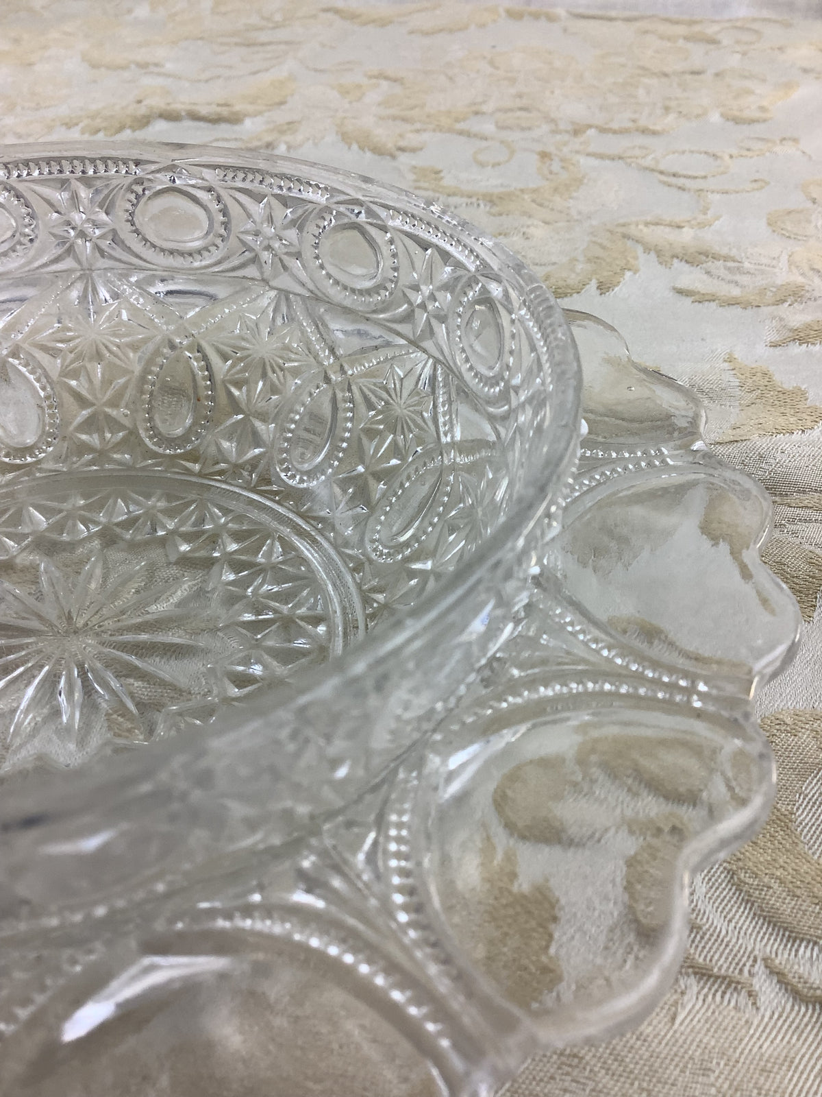 Coupe ancienne en verre moulé ciselé vintage – Réf. 20O
