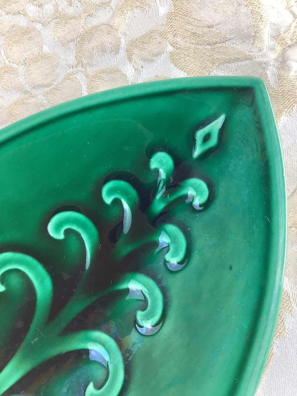 Ancienne coupelle décorative verte, décor végétal en relief - Réf 19V
