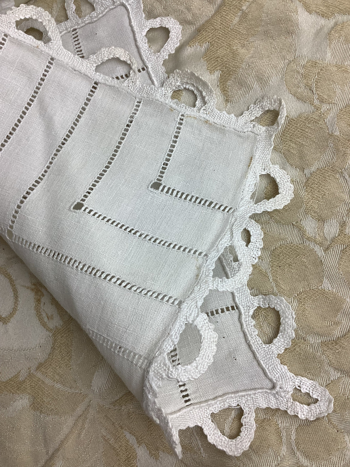 Lot de 2 napperons carrés anciens en lin à jours et dentelle ivoire – Réf. 64-1