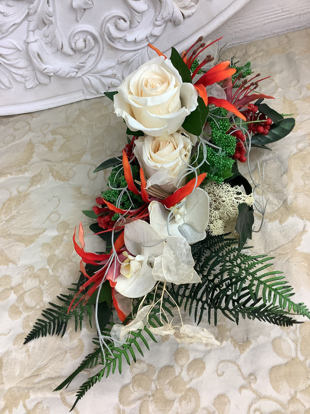 Composition florale C9- Nérines rouge orangé et roses blanches/crème.