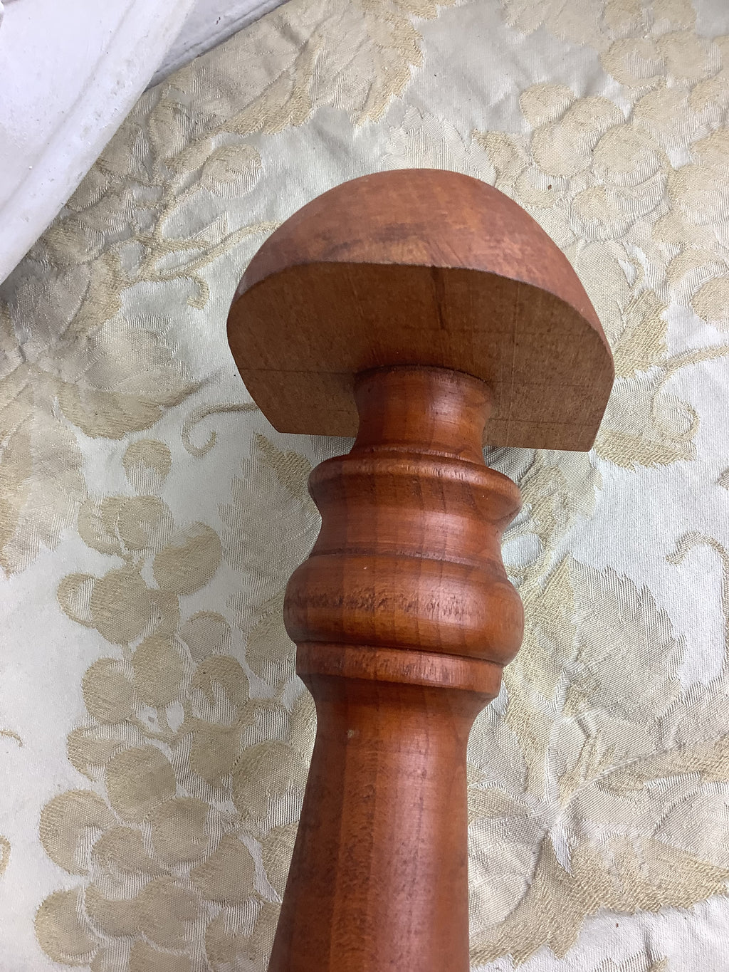 Ancien support de présentation en bois tourné – Porte-chapeau ou porte-perruque – Réf. 190