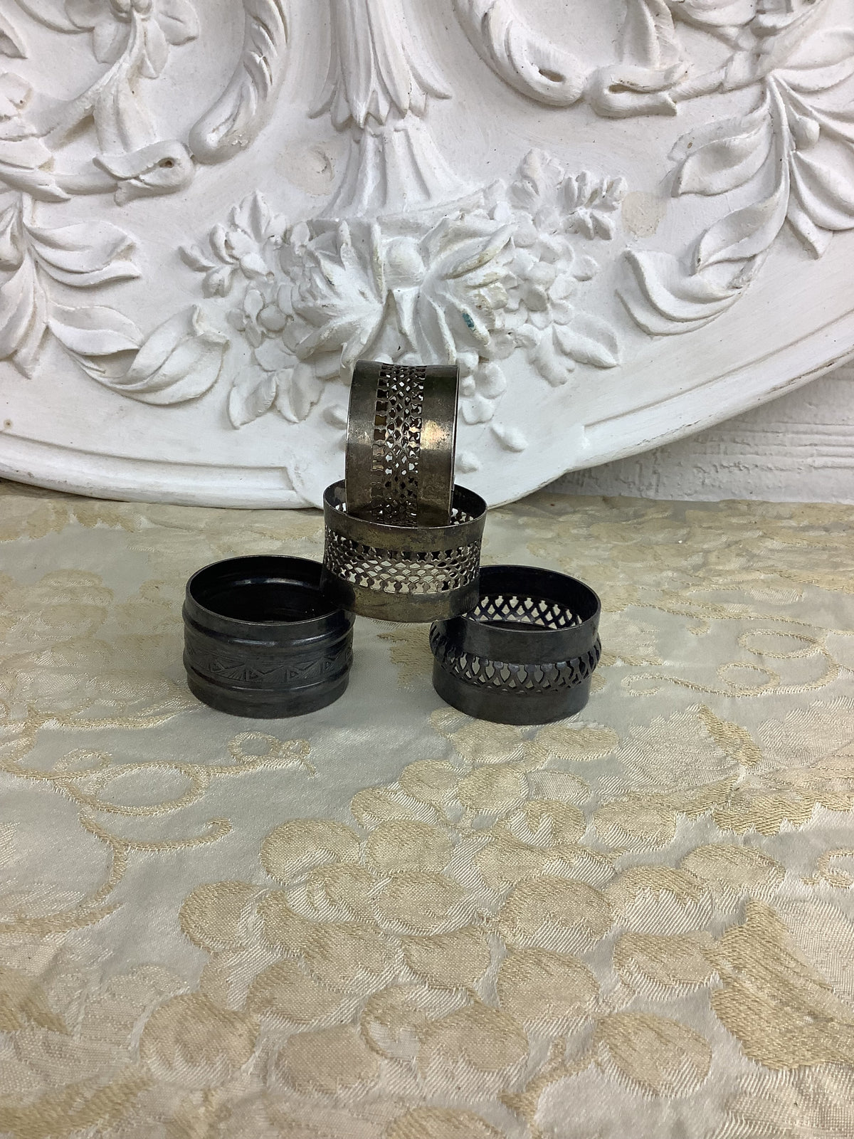 Lot de 4 ronds de serviette anciens en métal argenté – Ref 22Z
