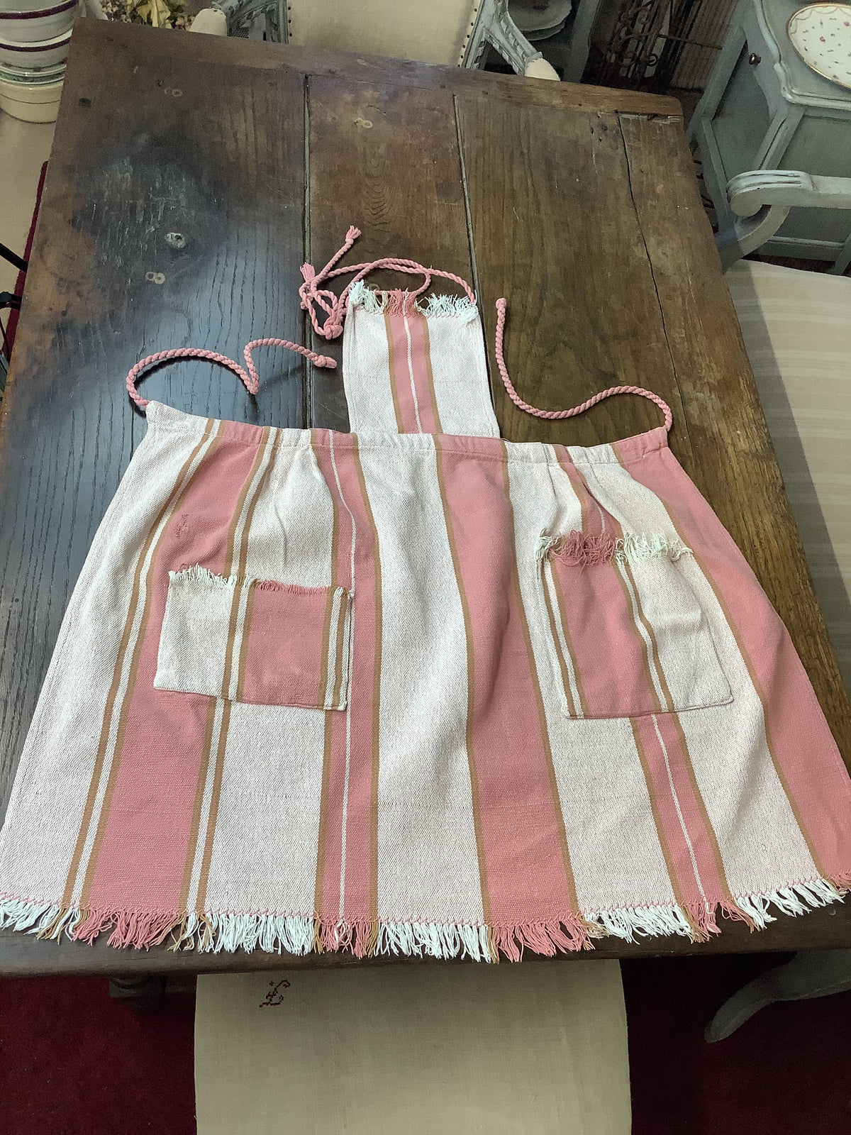 Tablier de cuisine ancien artisanal en coton épais rayé vieux rose, beige et marron – Réf. 60