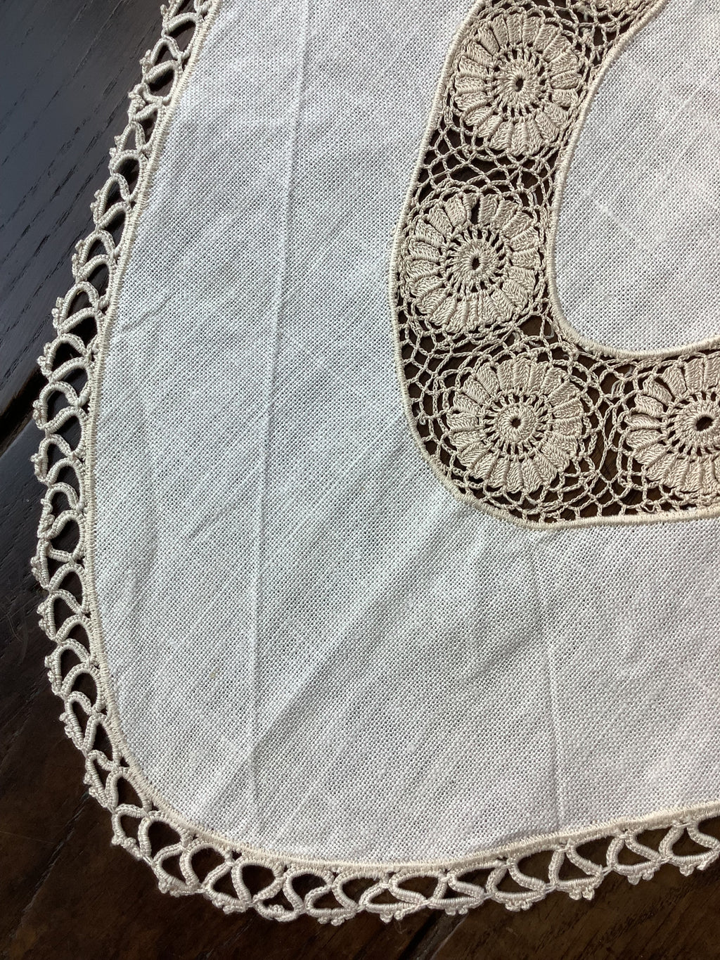 Napperon ovale ancien en lin ivoire et crochet fait main – Réf. 3