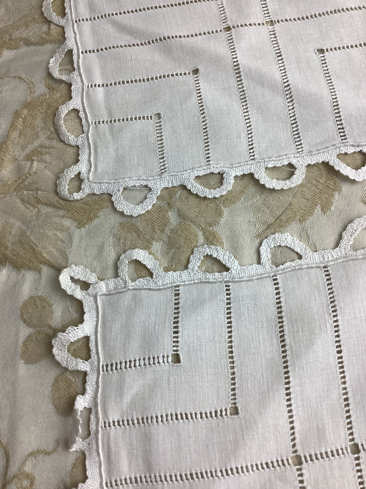Lot de 2 napperons carrés anciens en lin à jours et dentelle ivoire – Réf. 64-2