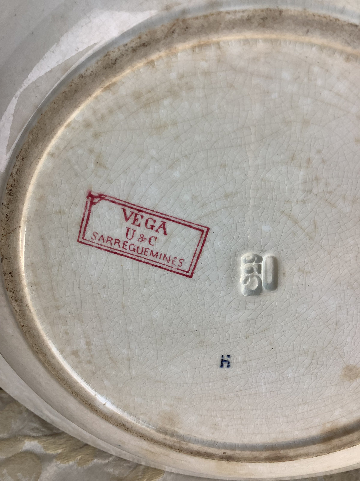 Ancien plat creux Sarreguemines VEGA – Décor de pensées vieux rose – Réf. 14U